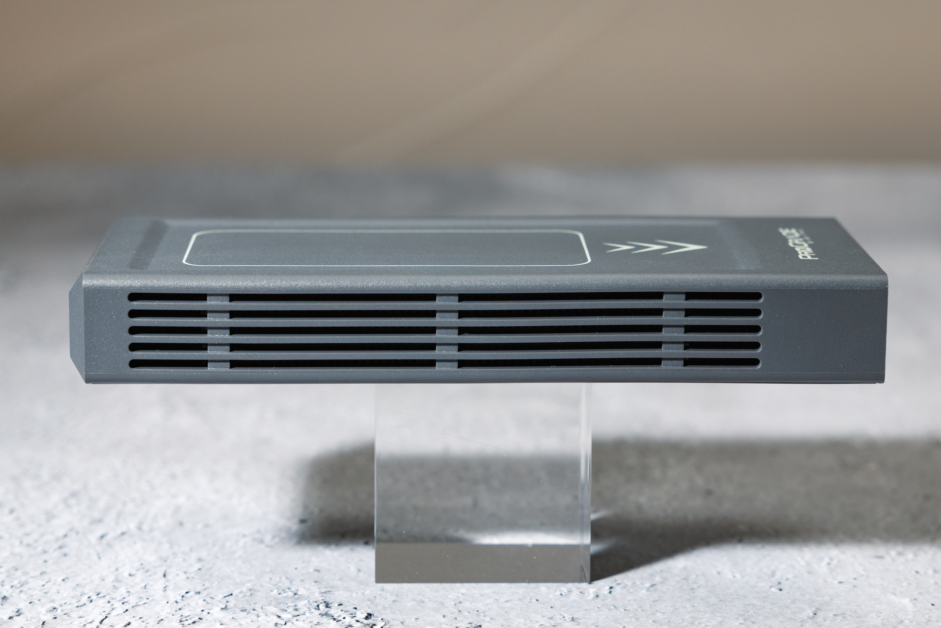 両側面にスリット状の排熱穴を設ける