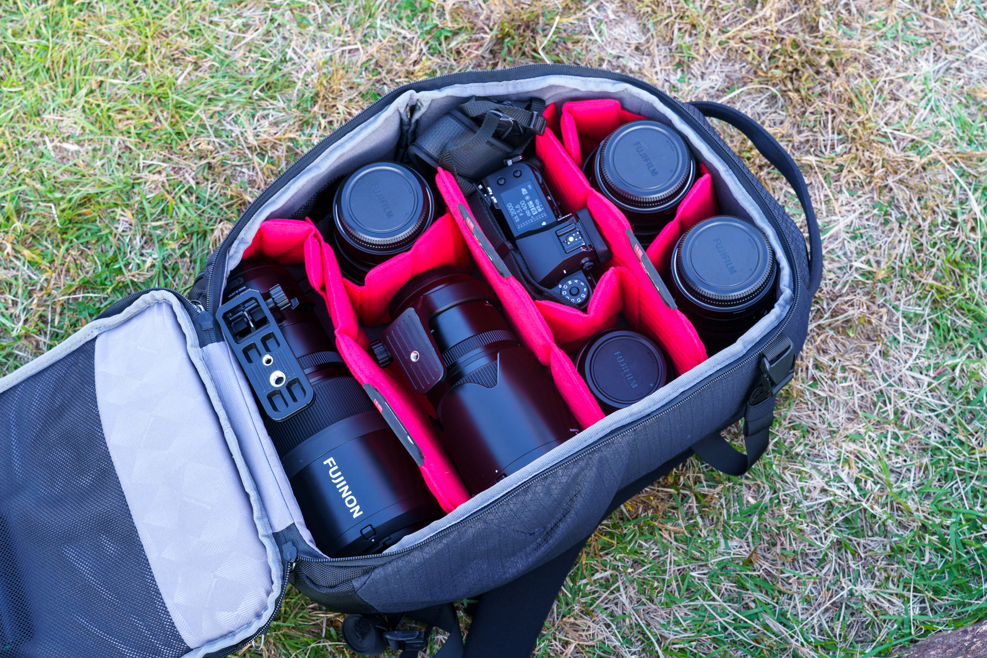 一般的なカメラ用リュックに、GF500mmF5.6 R LM OIS WRを含むレンズ6本とGFX100S IIが入る