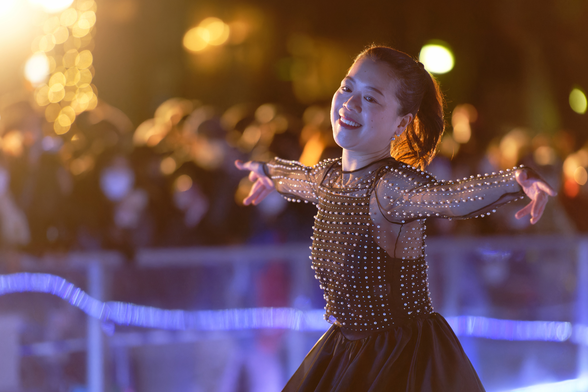 イルミネーションを背景にスケートを行う