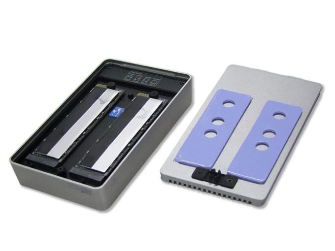 蓋を開けてM.2 SSD収納部を露出させたところ。蓋の内側に熱伝導パッドが貼り付けられている