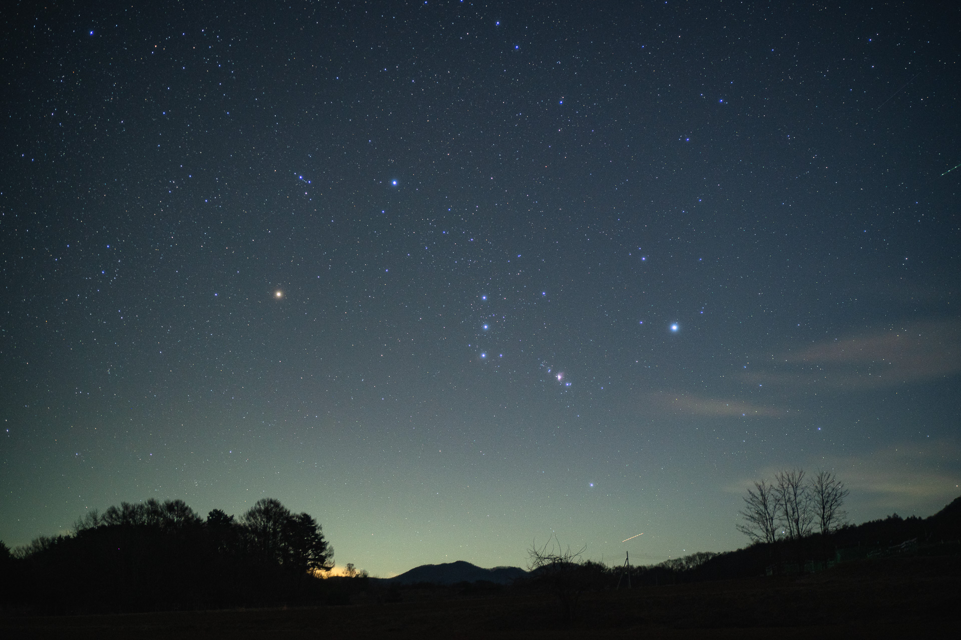 我が天体観測所近くから。オリオン座はわかりやすいよね。冬を代表する星座だけど、オリオン座が見え出す頃は気付けばもう年末間近。冬の夜空は一等星が多く華やかで見飽きなくてなくていいよね。でも、水が冷たい！ 外遊びも楽しいけれど、それが悩みの季節ですな