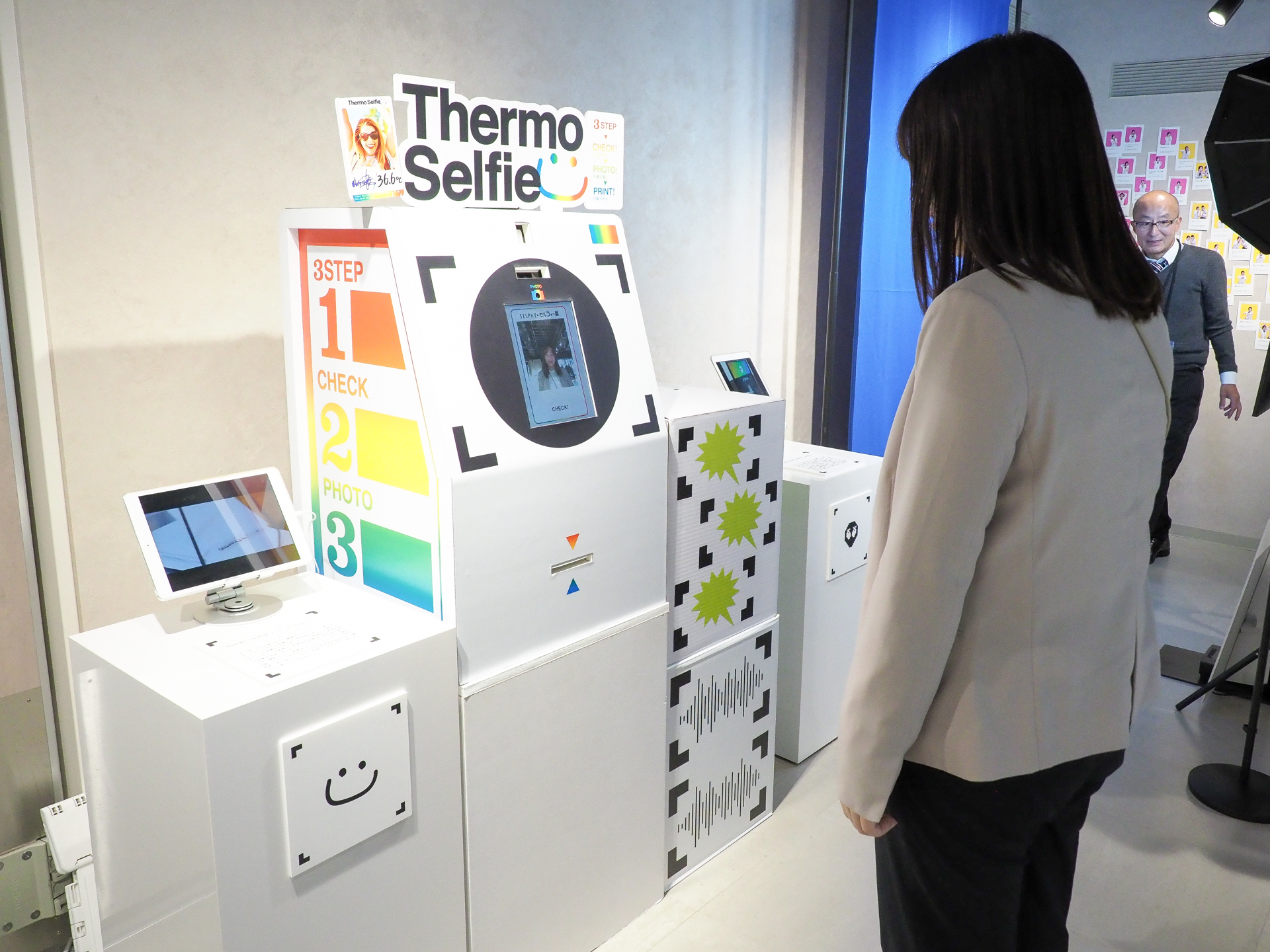 「Thermo Selfie／サーモセルフィー」の前に立てば、検温と撮影をしてくれる