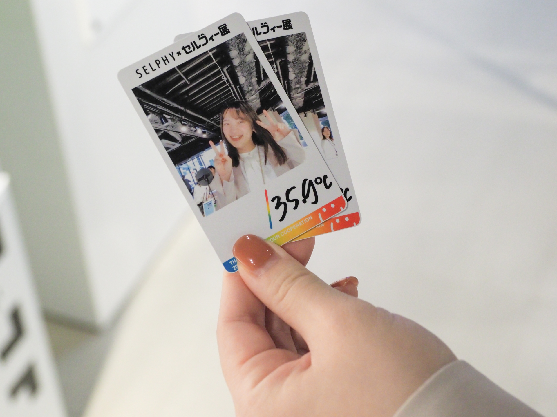 写真はすぐにプリントされる。現場では気が付かなかったが、よく見ると体温の数値も手書き風でオシャレ。そのまま社員証に使えるくらいのクオリティを意識して、カードプリントを採用したという