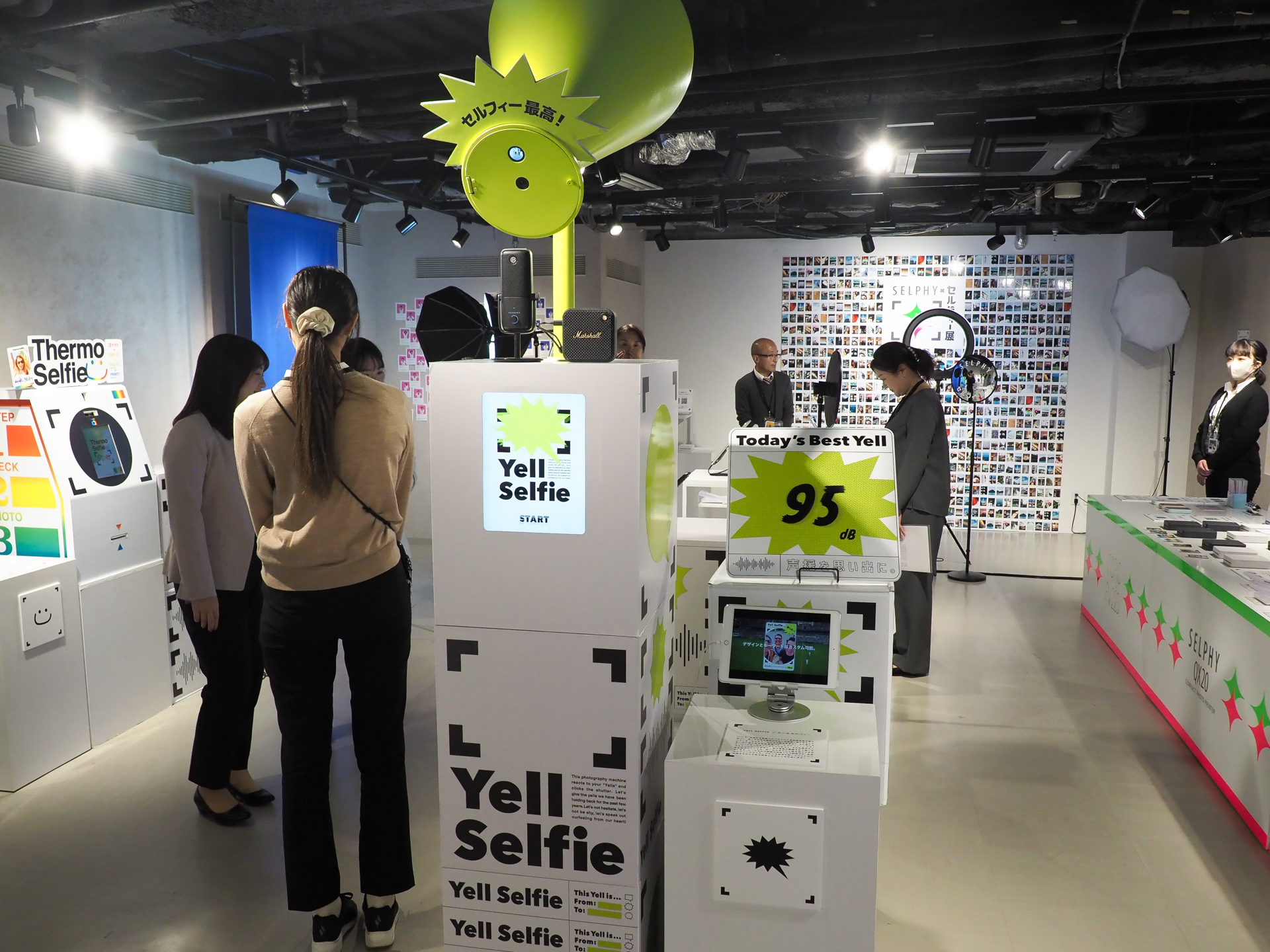 「Yell Selfie／エールセルフィー」は声を合図に写真を撮る装置。メガホンに向かって大声で叫ぶ