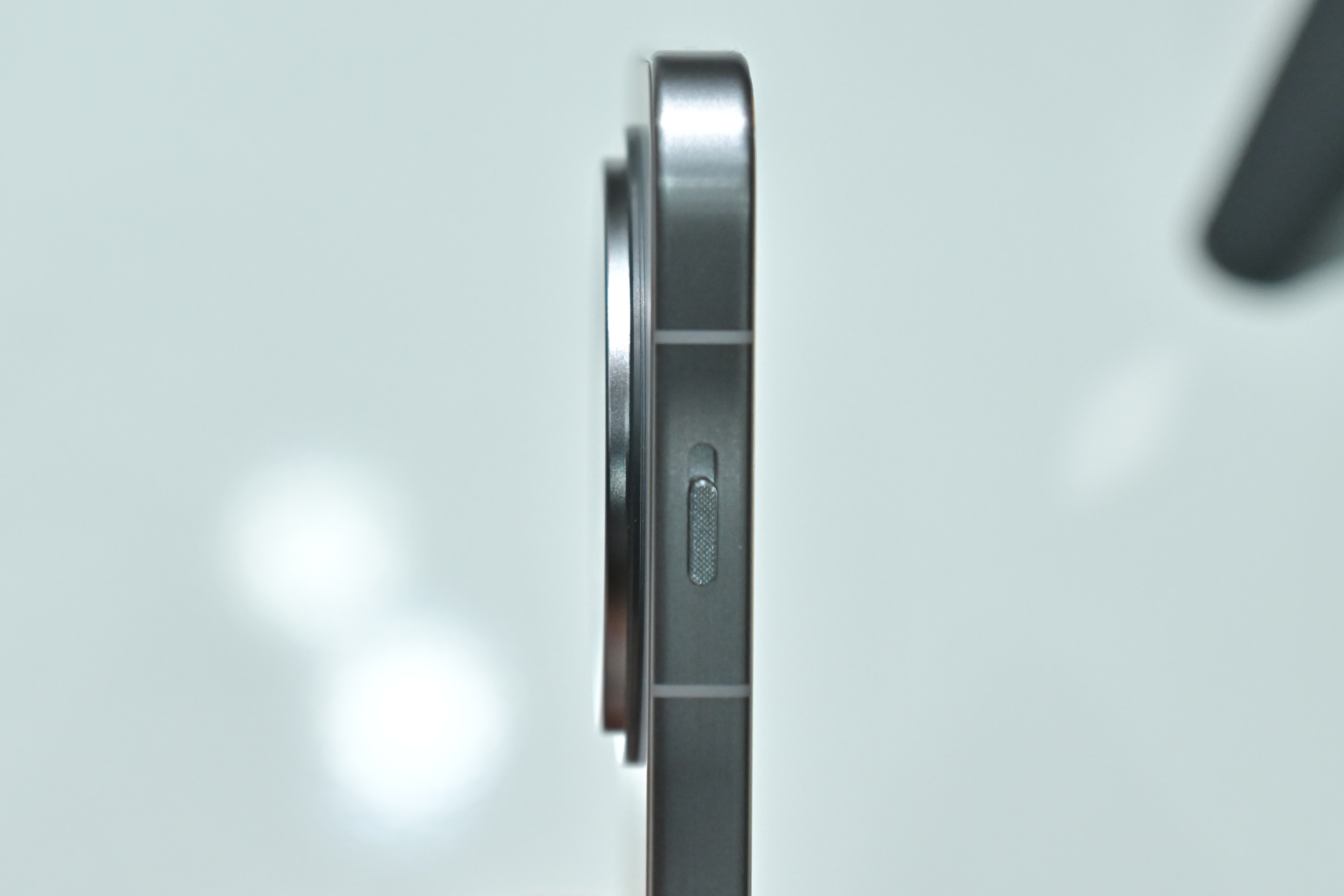 厚さ7.9mmとカメラ部分の出っ張りが少ない