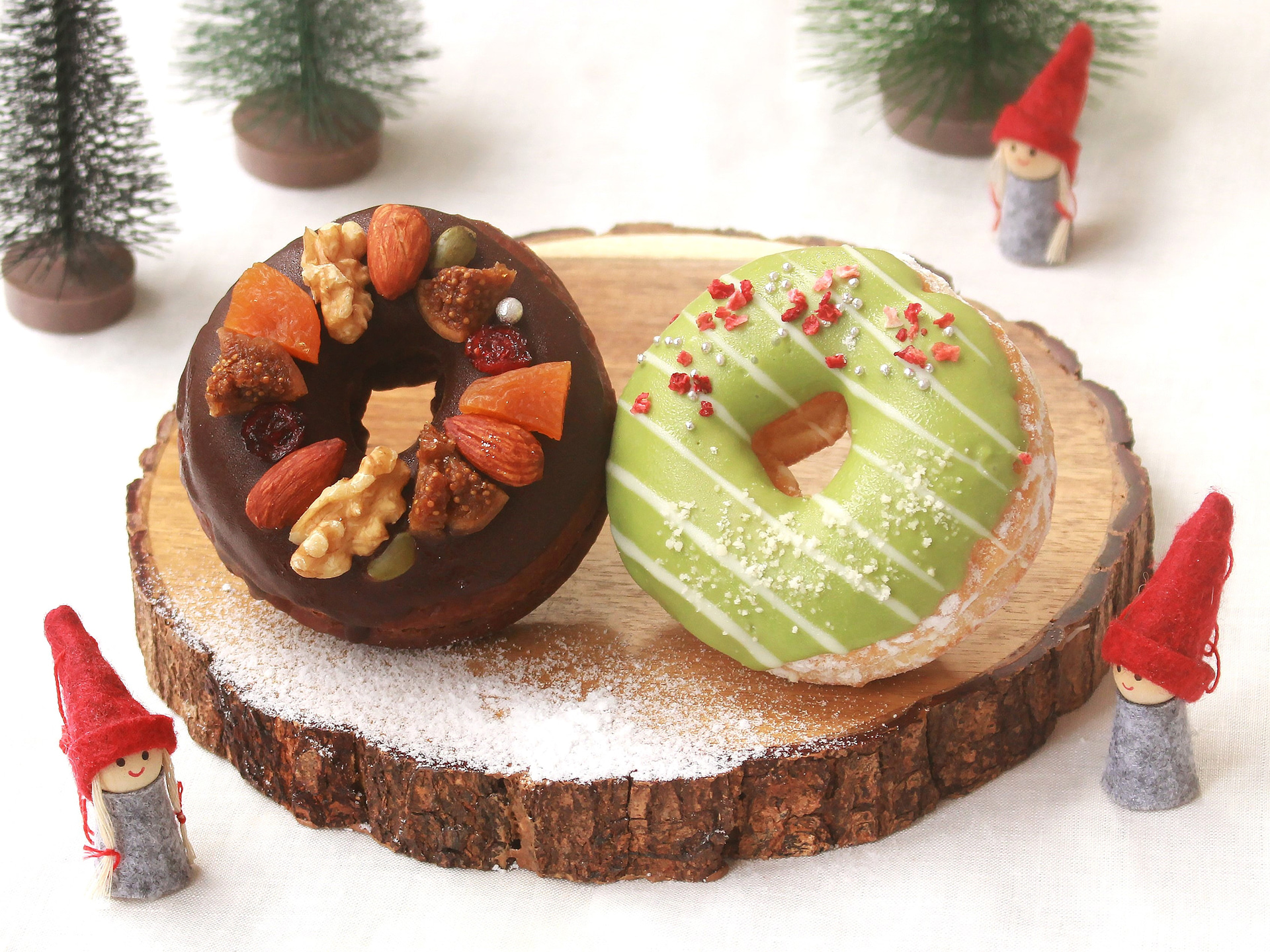 「ミサキドーナツ ソレイユの丘店」Xmasリース（画像左）、Xmasスノーツリー（画像右）