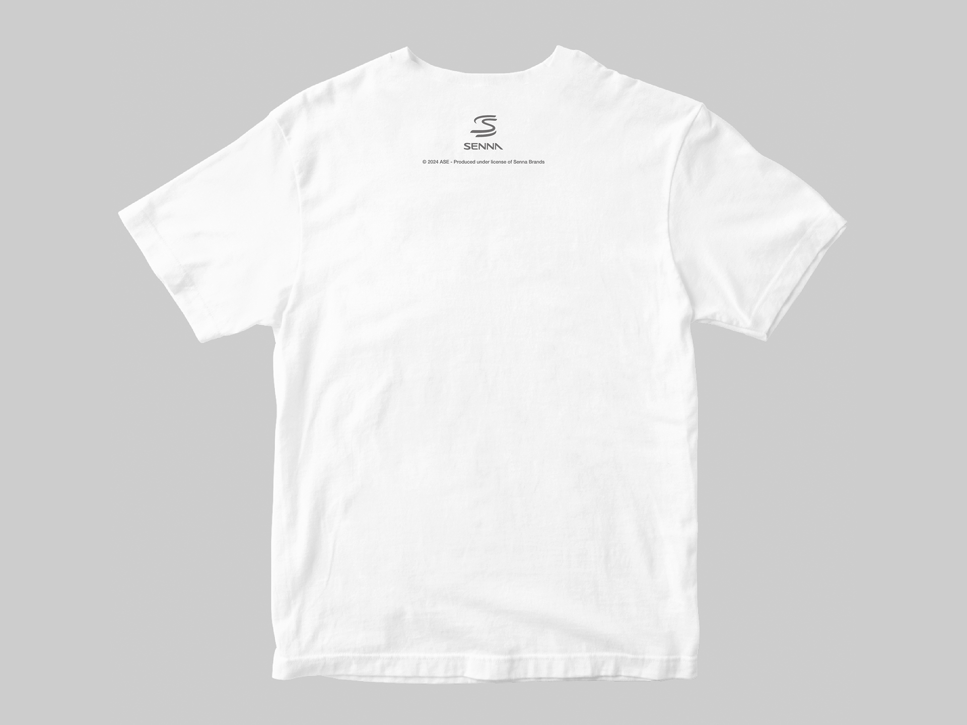 背中にはセナのロゴ