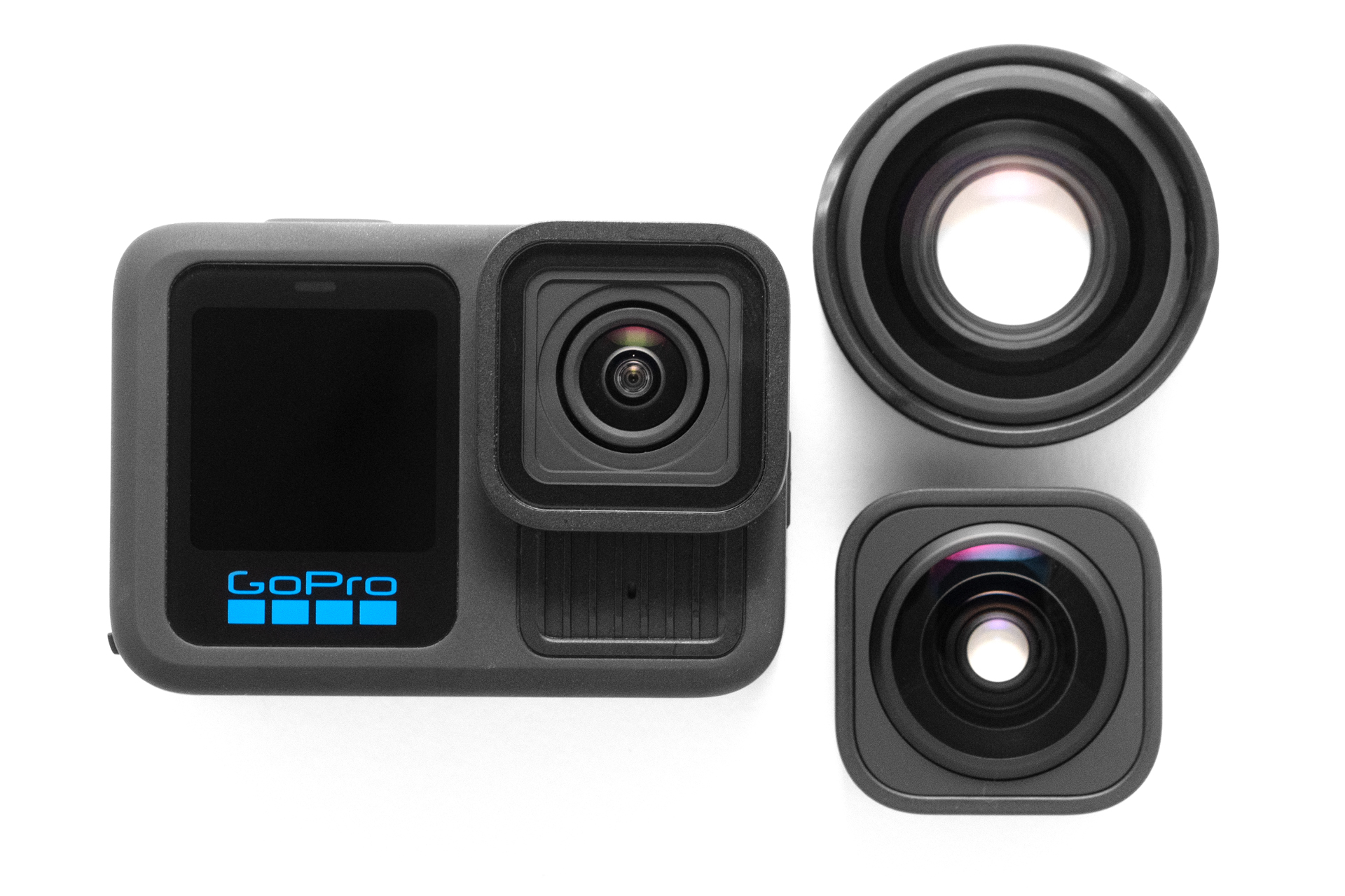 レンズ下の放熱スリットが特徴的なGoPro HERO13 Black。レンズモッド（レンズ交換システム）により、さまざまな画角や特性のレンズに変更できる