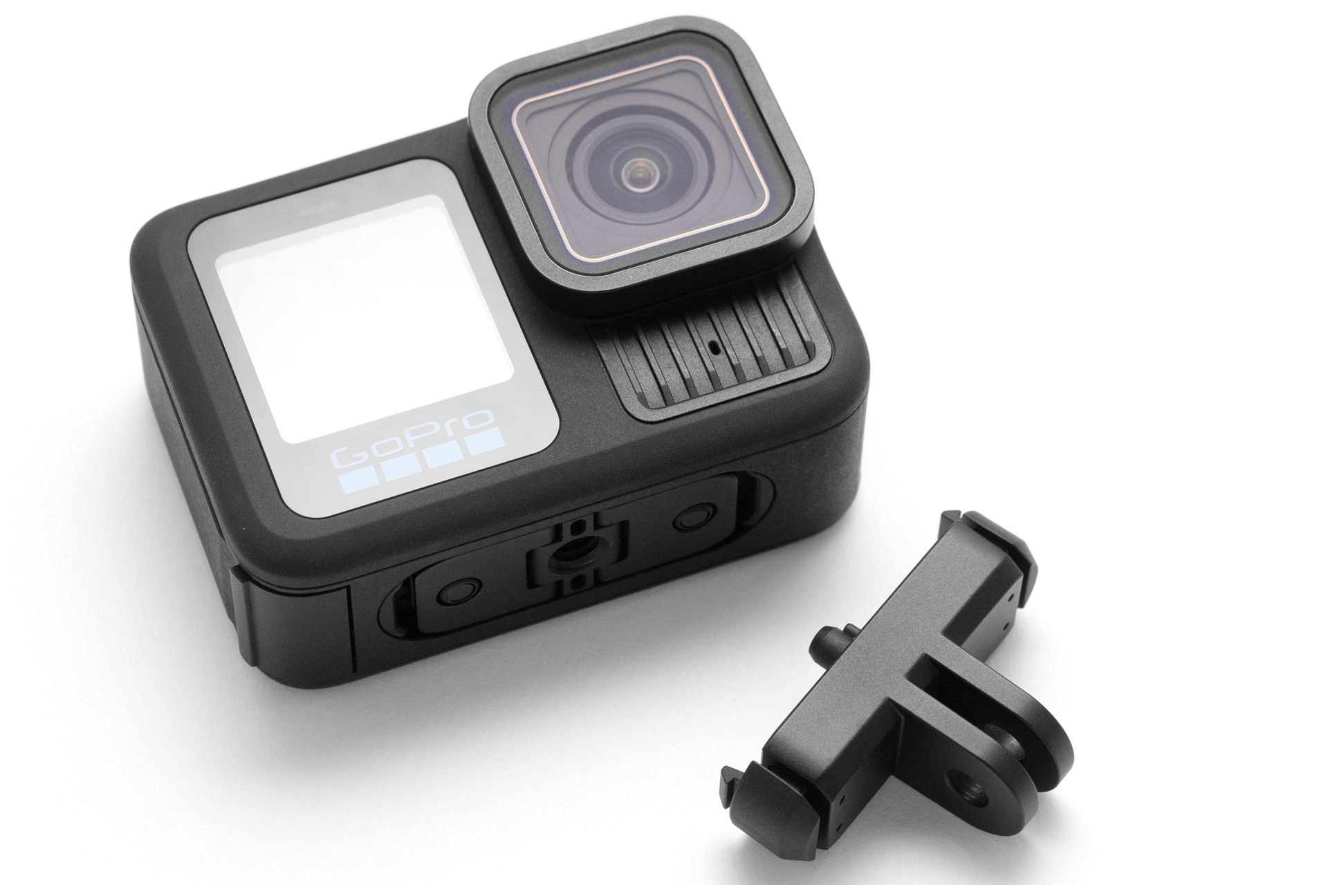 待望のマグネット式ラッチマウントは、内蔵フィンガーマウントの上から装着するタイプ。強固に固定できる内蔵マウントを残す点はGoProらしい