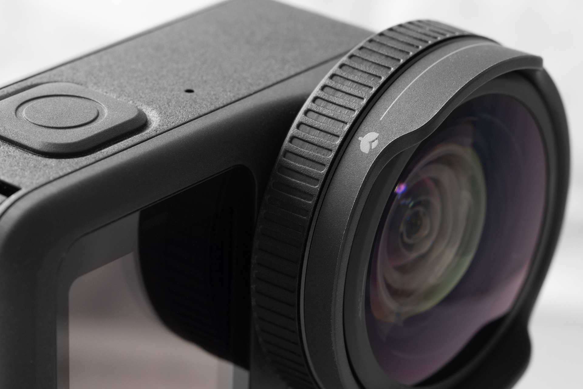 マクロレンズモッドはマニュアルタイプのレンズとなる。そのため、レンズの根元にはフォーカスリングを装備し、最短11cmから75cmの範囲でピント合わせが可能