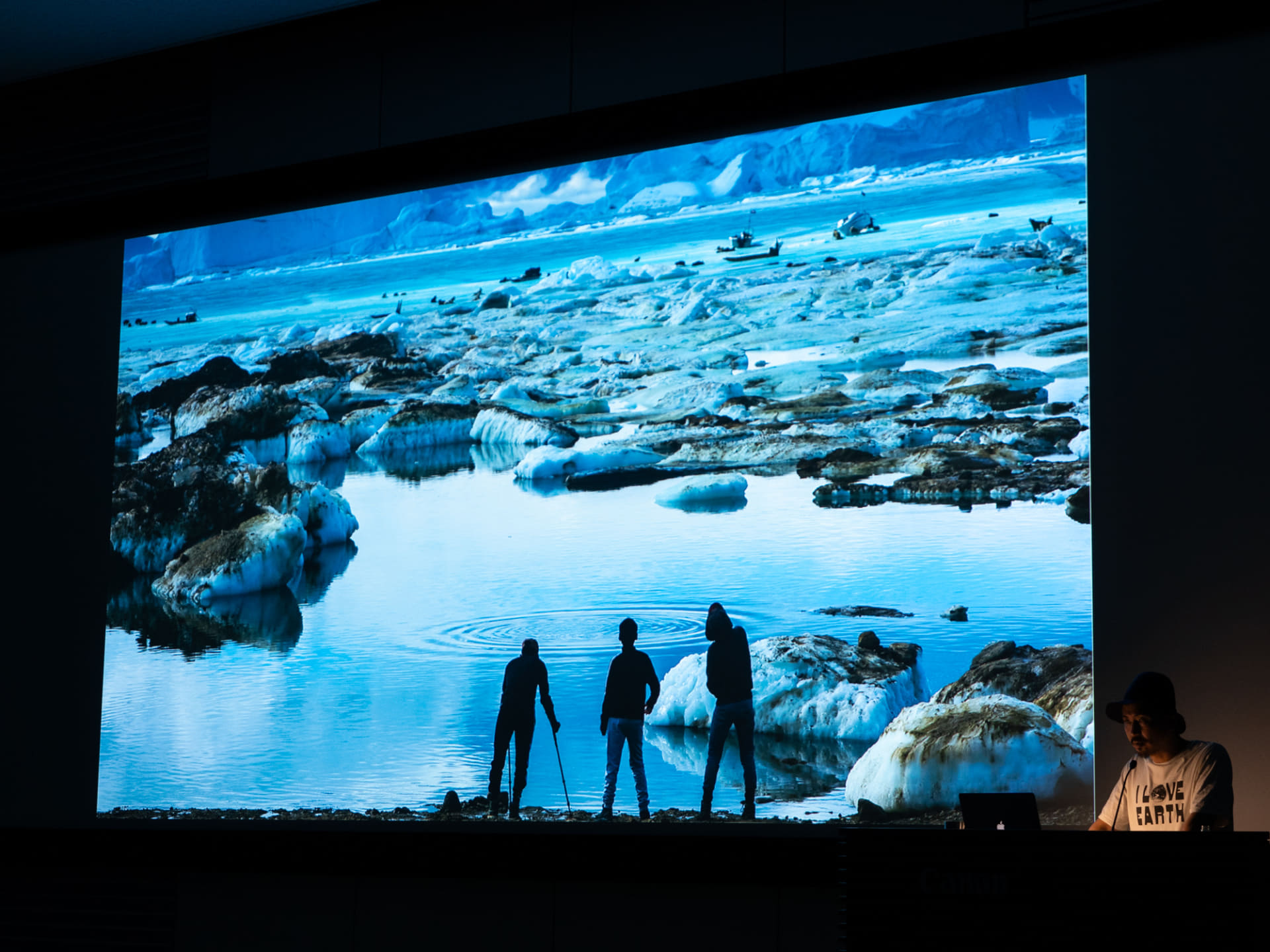 長らく北極圏で撮影した作品群の展示プランを説明した
