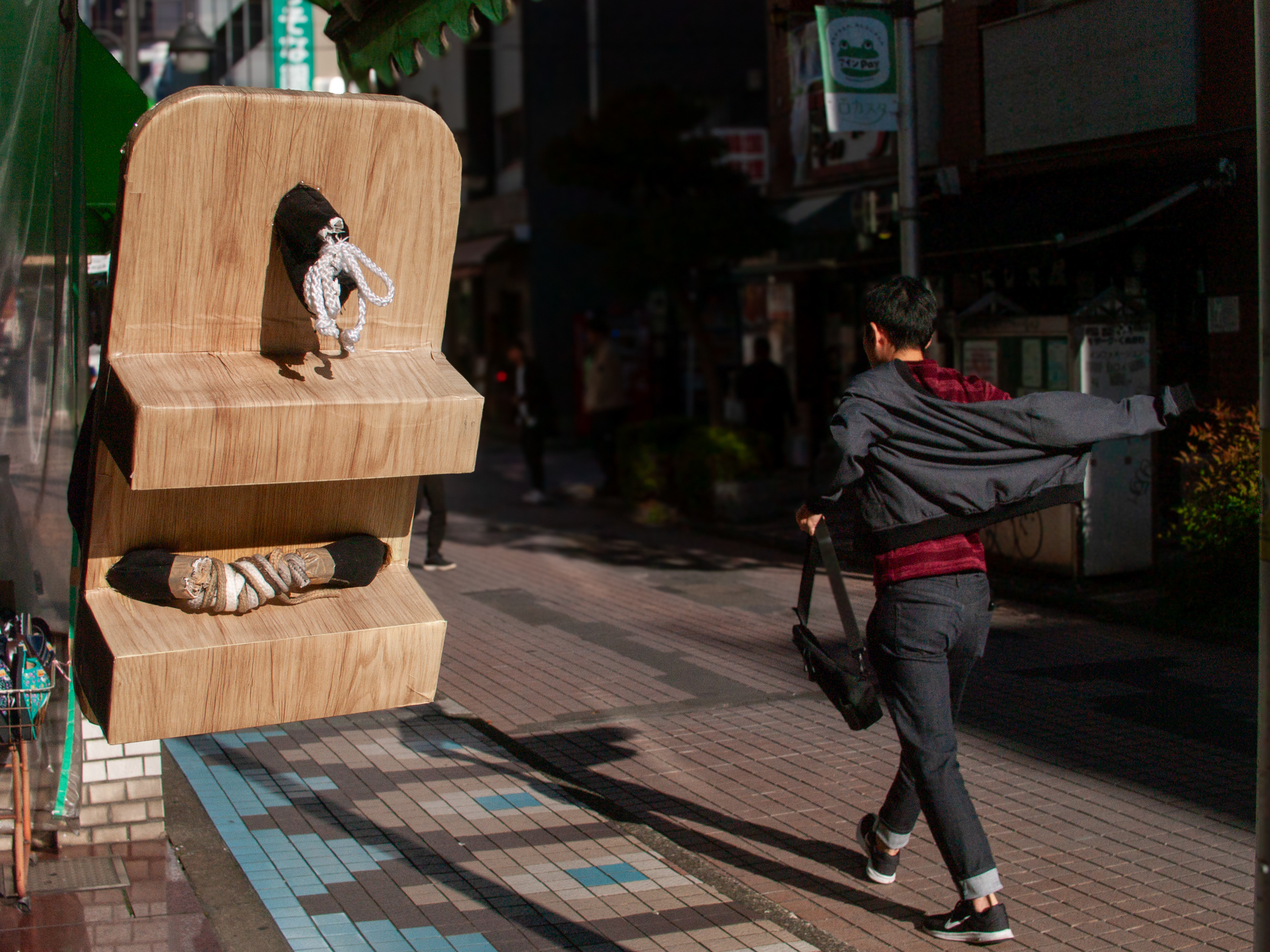 ちょっと間を空けると、25mmの焦点距離のレンズが35mm判換算で50mm相当の画角になるということを忘れてスナップ撮影に持ち出してしまいました。堅苦しいフレーミングですが、パンフォーカスになりますねえ。<br><span class="fnt-85">オリンパス E-400／ZUIKO DIGITAL 25mm F2.8／25mm（50mm相当）／絞り優先AE（1/4,000秒、F6.3、−1.3EV）／ISO 400</span>