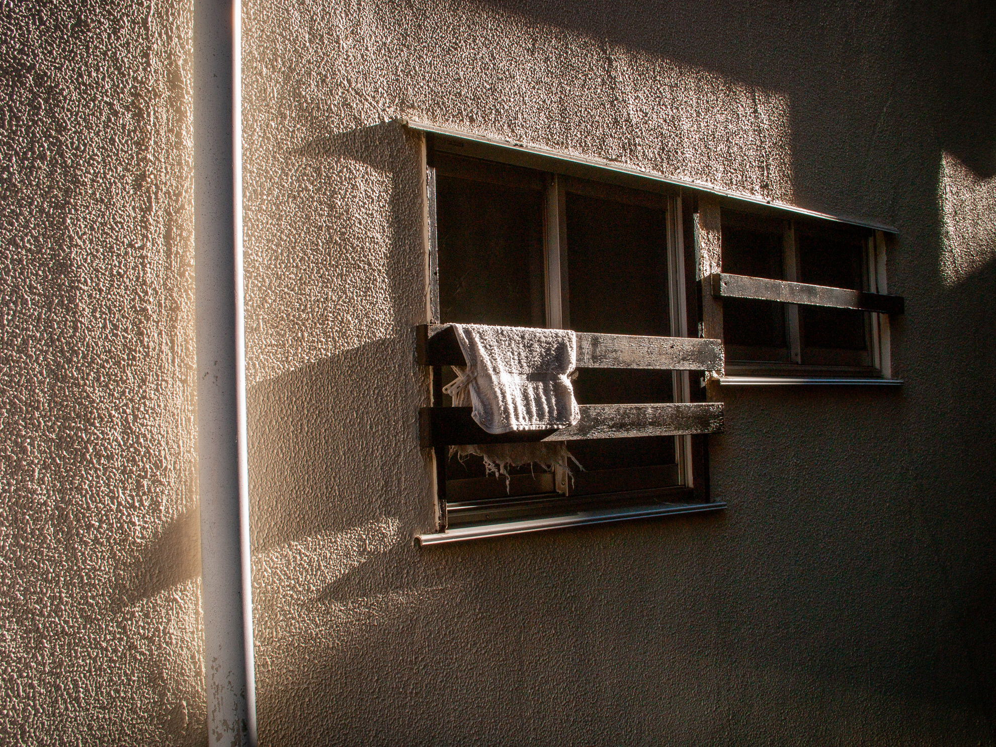 路地裏。なんでもない光景なんだけど、光が綺麗だと脊髄反射でシャッター押したり。E-400は問題なくイメージを集めます。<br><span class="fnt-85">オリンパス E-400／ZUIKO DIGITAL 25mm F2.8／25mm（50mm相当）／絞り優先AE（1/200秒、F9.0、−0.7EV）／ISO 400</span>