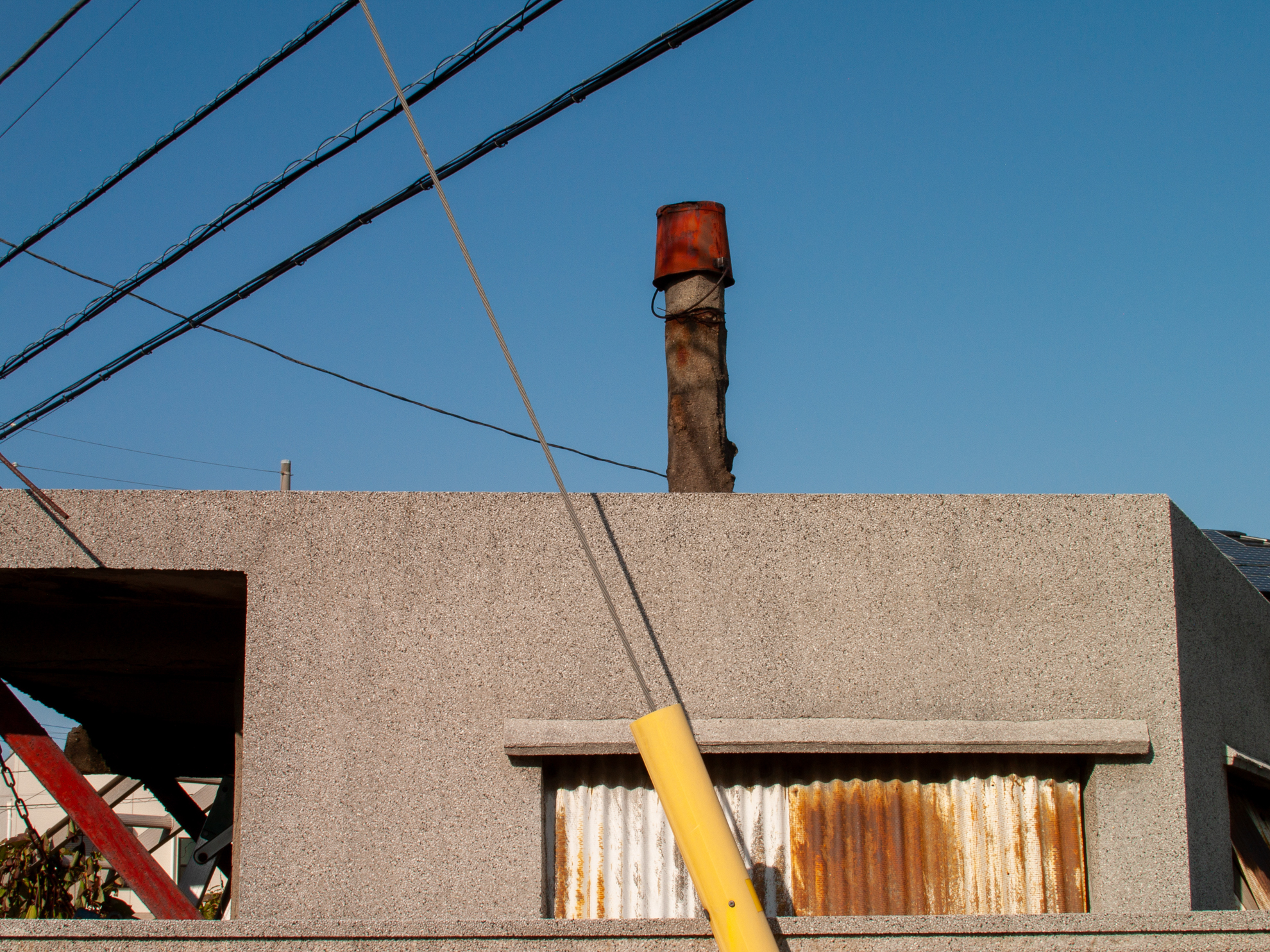 街と向き合ってみました。画素数の少なさとか気になりません。カメラのLCDの再現性の弱さが心配になりますが。<br><span class="fnt-85">オリンパス E-400／シグマ 30mm F1.4 EX DC HSM／30mm（60mm相当）／プログラムAE（1/160秒、F11、±0.0EV）／ISO 100</span>