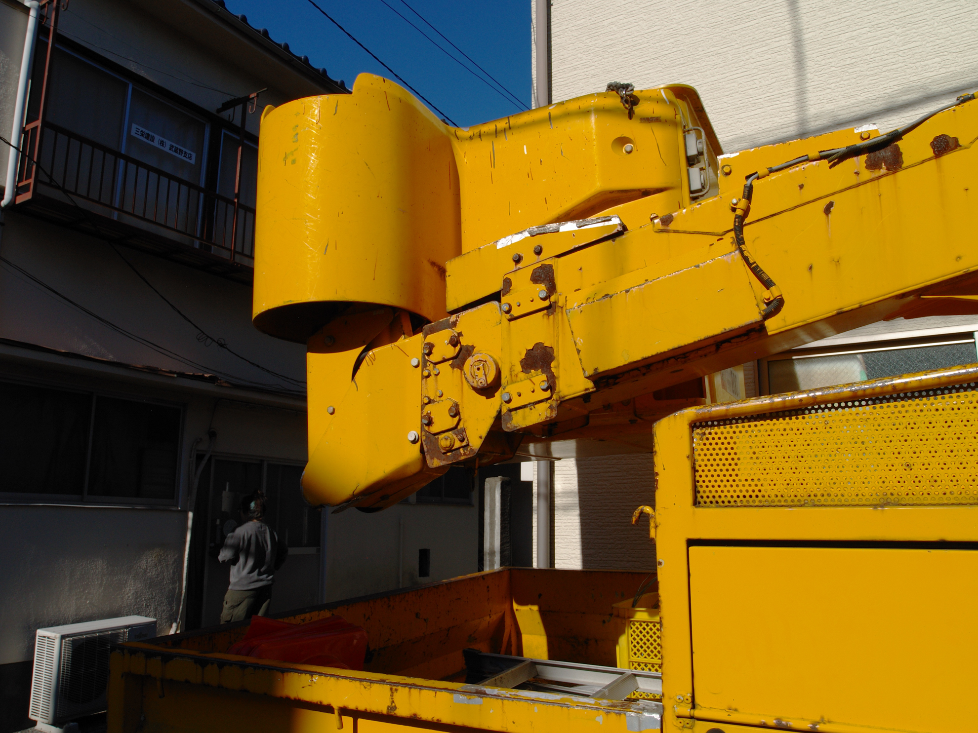 長い間、建機の会社のPRの仕事をしていたので、黄色い車体を見るだけで反射的にシャッターを押したりすることがあります。綺麗な再現です。シャドーの描写も良いですね。<br><span class="fnt-85">オリンパス E-400／ZUIKO DIGITAL ED 14-35mm F2.0 SWD／14mm（28mm相当）／プログラムAE（1/4,000秒、F2.0、−0.7EV）／ISO 100</span>