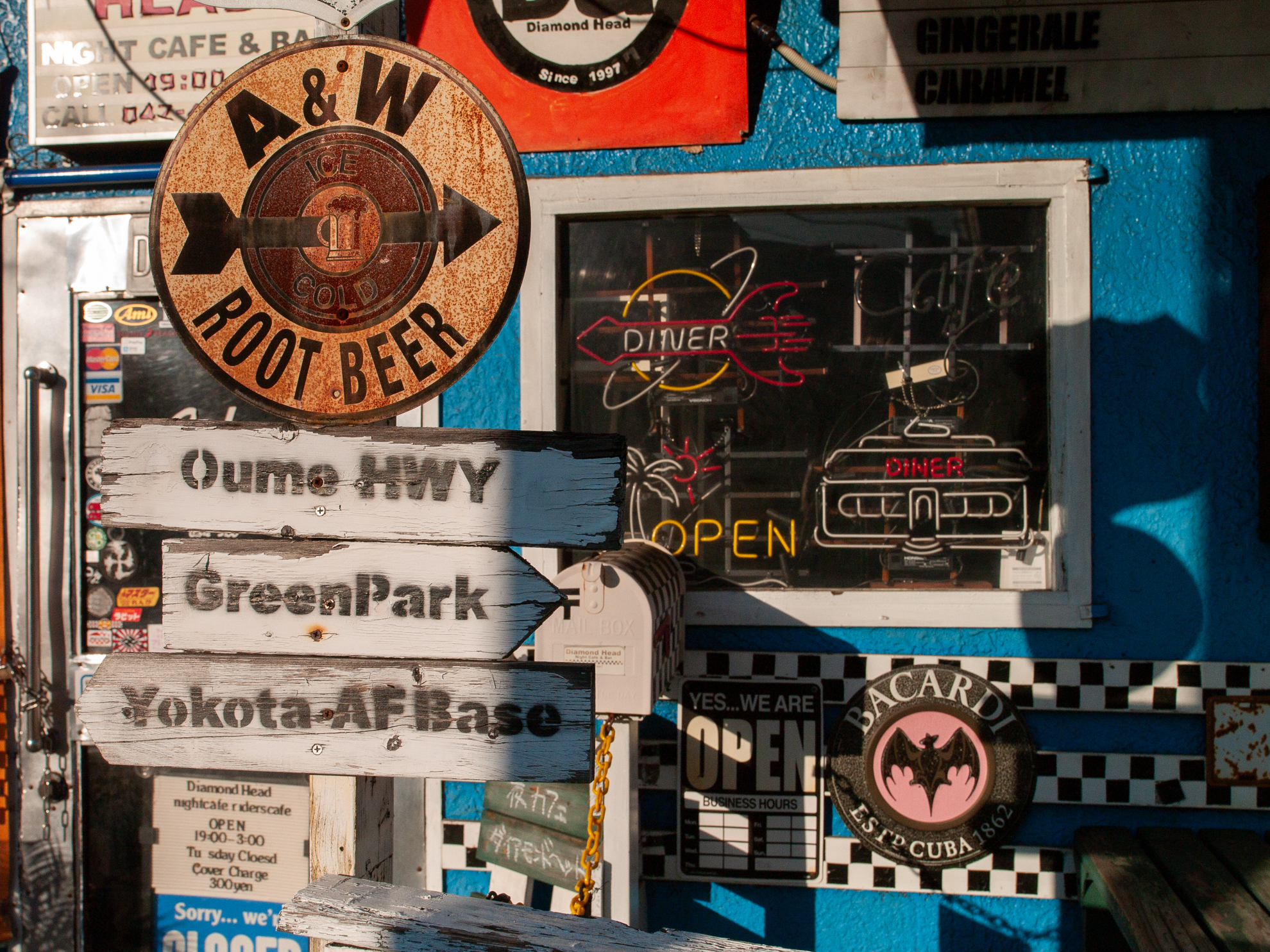 絞りは開いてよし、絞ってよしの名玉ですが、鏡筒が太く、E-400との組み合わせはバランス悪いです。仕方ないけど。グッと鏡筒を掴む感じでホールディングして撮影しております。<br><span class="fnt-85">オリンパス E-400／ZUIKO DIGITAL ED 14-35mm F2.0 SWD／18mm（36mm相当）／絞り優先AE（1/2,500秒、F5.6、−0.3EV）／ISO 400</span>