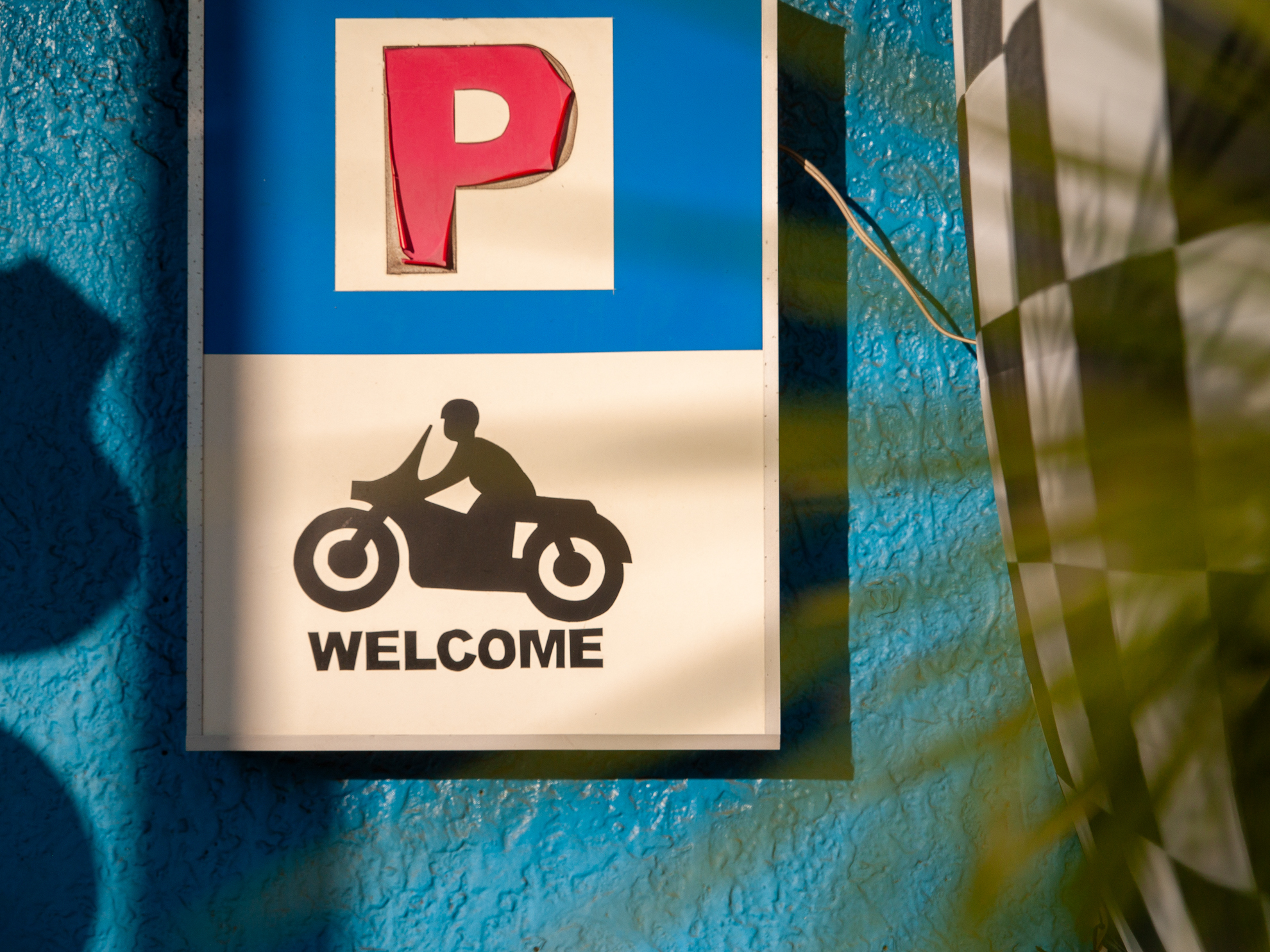 前ボケを多少意識して絞り開放で撮影してみました。雰囲気はありますが、筆者はガンガン絞って撮影するタイプなので少し無理やり感があります。でもものすごくよく写ります。<br><span class="fnt-85">オリンパス E-400／ZUIKO DIGITAL ED 14-35mm F2.0 SWD／35mm（70mm相当）／絞り優先AE（1/4,000秒、F2.0、−0.3EV）／ISO 100</span>