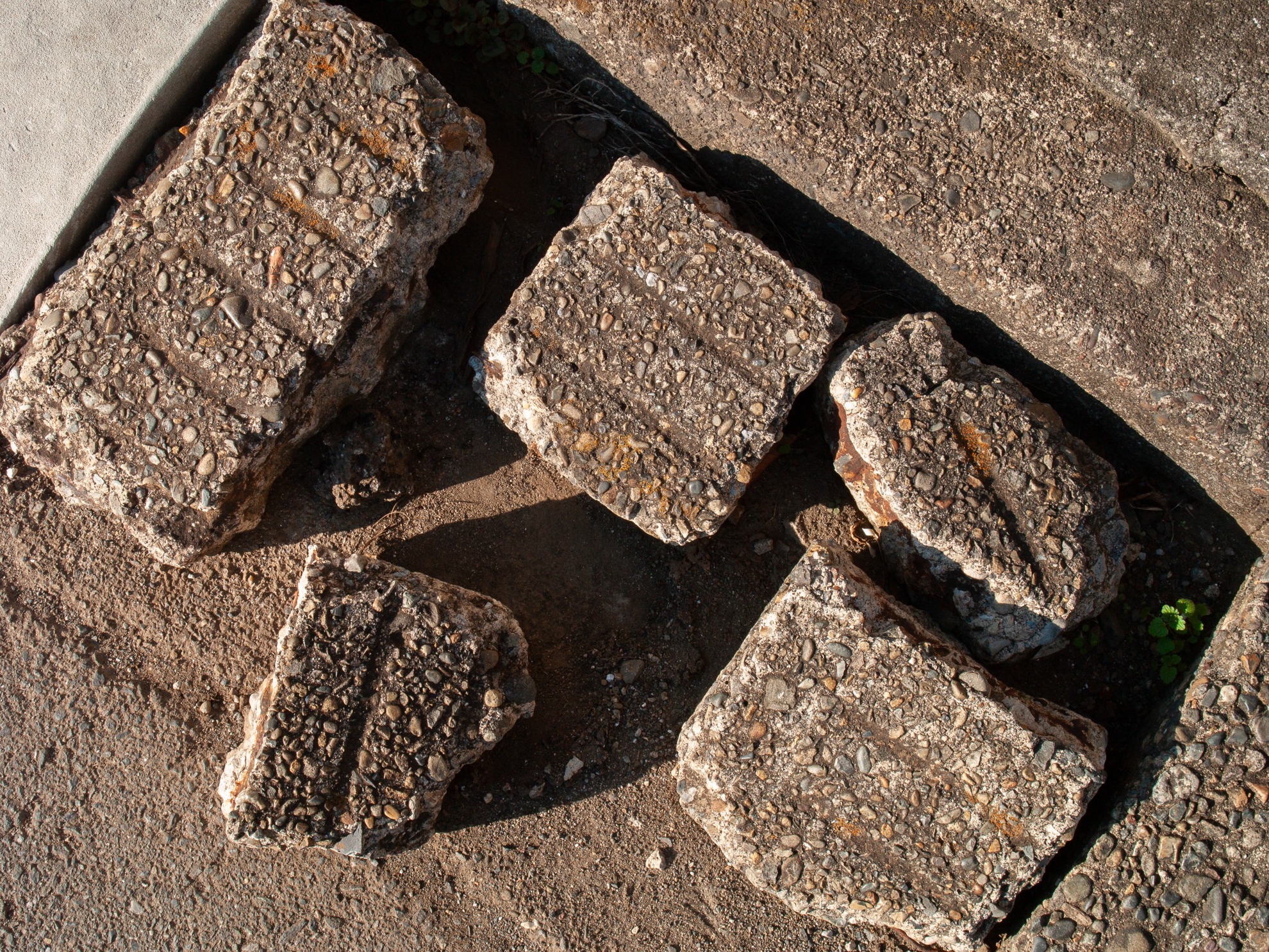 斜光線で照らされると路傍の石でさえ撮らされることがよくあるのですが。コンクリートのディテールが見たかったのです。気になるものは考えもせずにシャッターを切ります。<br><span class="fnt-85">オリンパス E-400／ZUIKO DIGITAL 14-42mm F3.5-5.6／25mm（50mm相当）／絞り優先AE（1/160秒、F10、−0.7EV）／ISO 200</span>