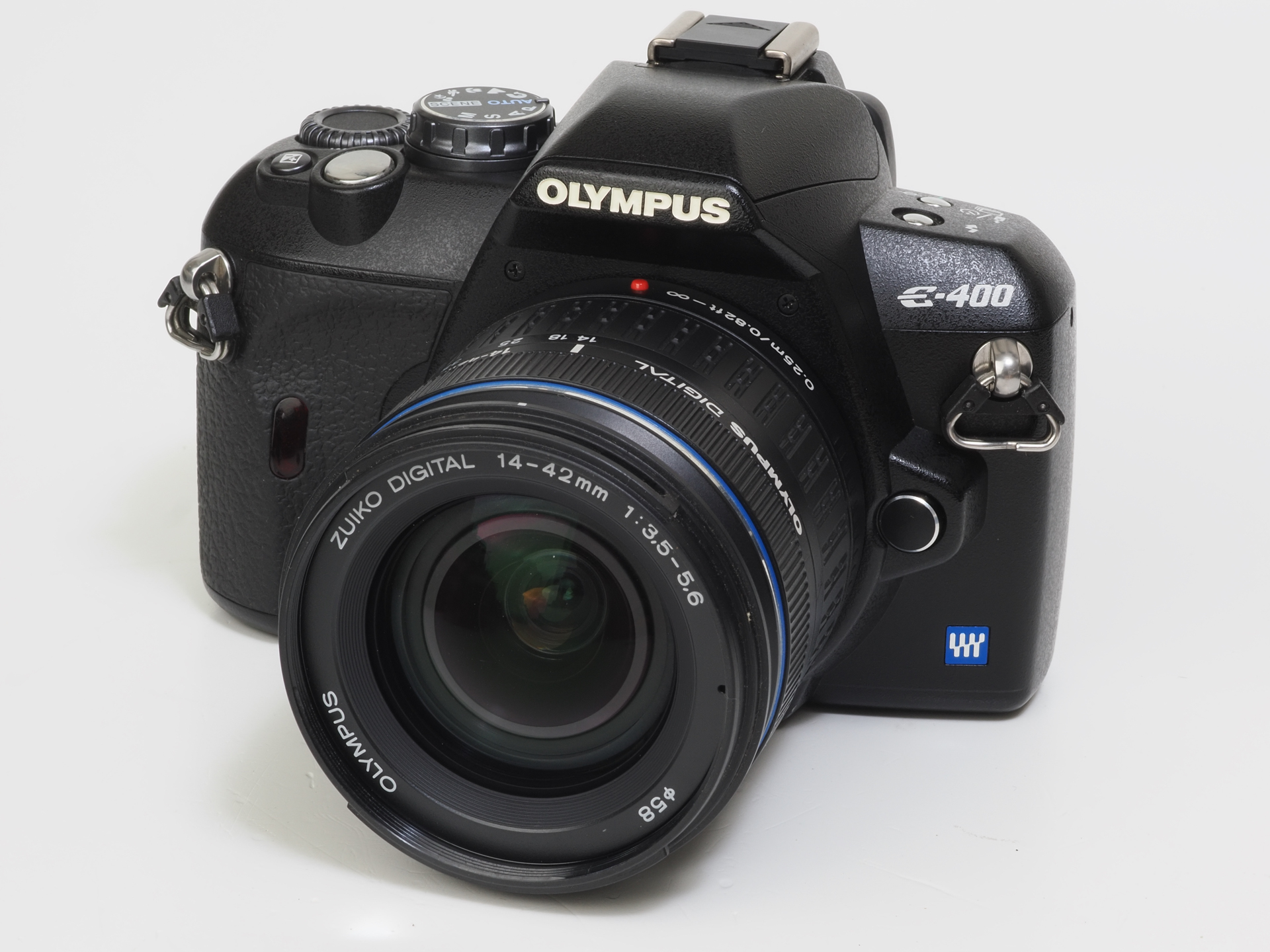 E-400にくっついてきたキットズームで、マウントはプラスチックです。粛清の「対象になるレンズですが、ものすごくよく写るし寄れます。ただ、マウント部を見るとプラスチックで、暴れたくなる仕様です。距離指標もありません。アダプターをつけて、OM-1などミラーレス機につけると動作がトロくヘンな動きも。ハイスピードイメージャ対応ではなくてもこれはいただけません。どなたですか？ 機構設計された方は。