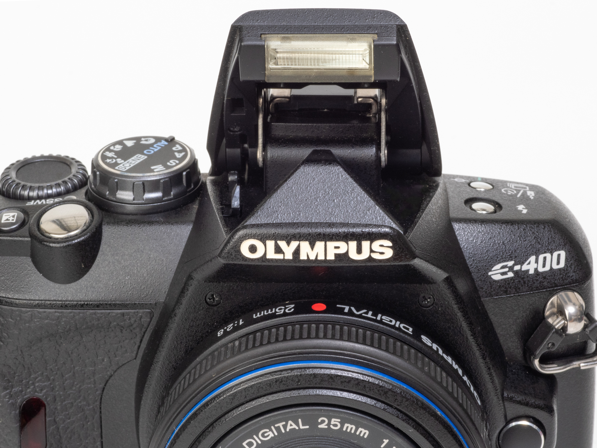 ポップアップな内蔵フラッシュです。ペンタプリズムの中に仕込んであります。筆者は一度も使用したことがありません。ストロボを屹立した姿がカッコ悪いからです。