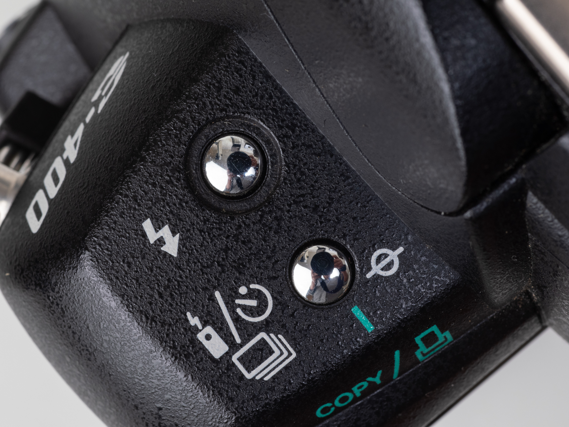 フラッシュ用とセルフタイマーや連写設定ボタン。銀色のメッキみたいなのが安いよなあ。こういうところは正直、デザインの見識を疑ってしまうんですけども。