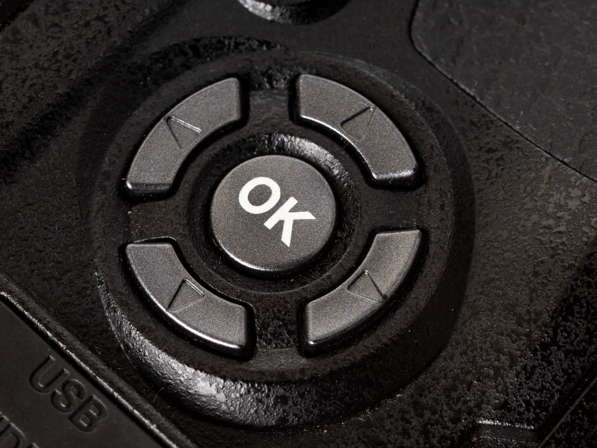 十字キーですね。押下感触は悪くないですが、今どきだと真剣に使うのかこれ。と思わされるんですが、タッチパネルじゃないからそりゃ必然的に使うことになります。