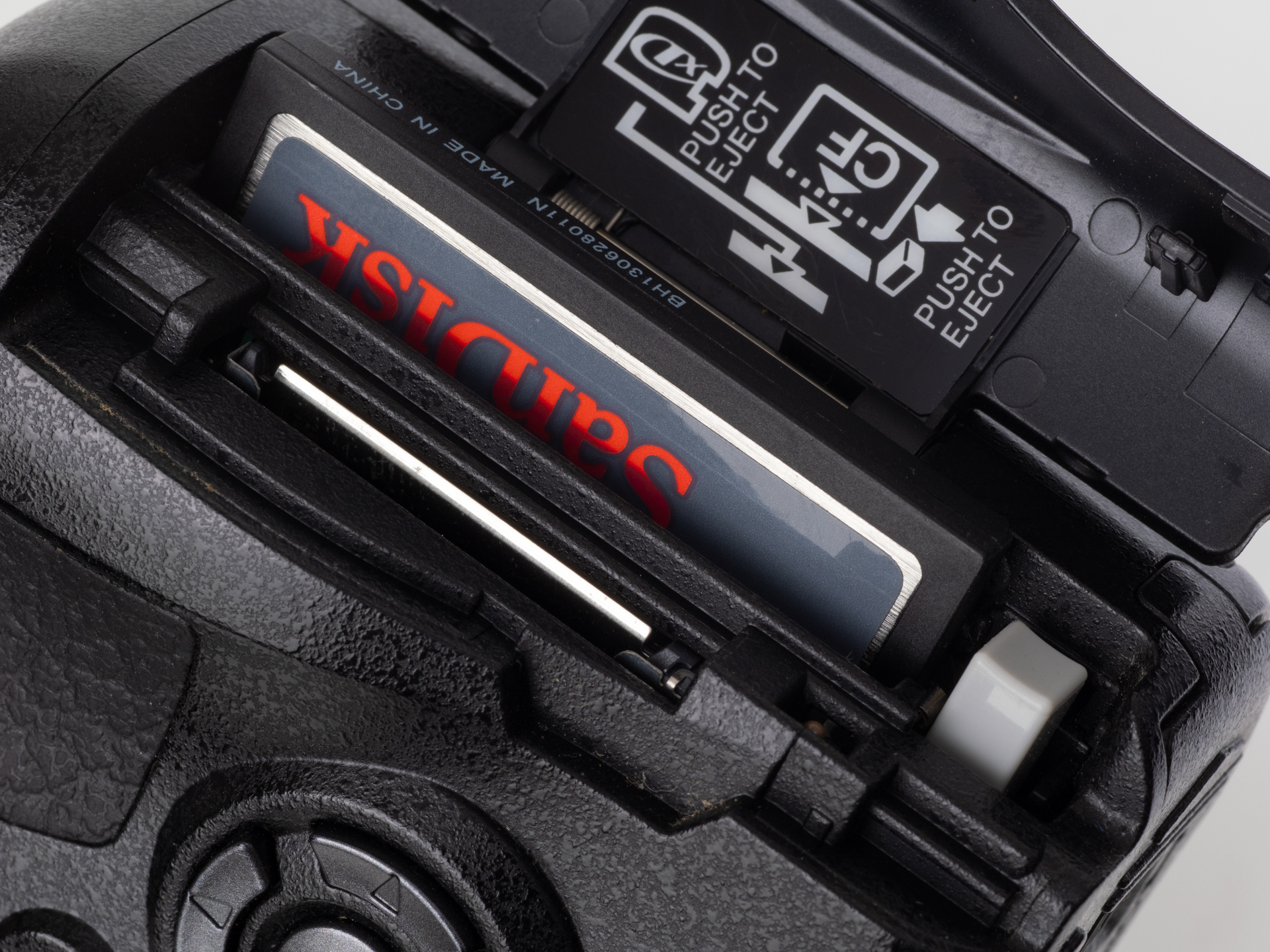 メディアスロットはCFとxDピクチャーカードのダブルです。CFを探すのに苦労しました。買いたくないですからねえ。でもCFを使うカメラは手元には本機を入れて数台しかないぞ。