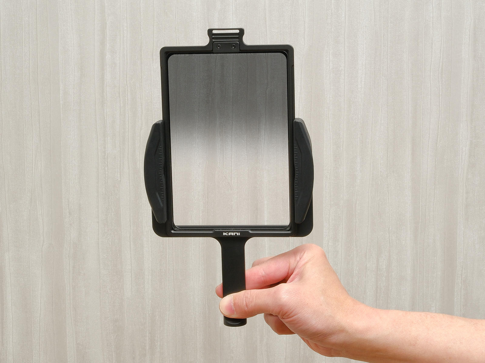 HT100 IV用のフィルターフレームを手持ちで扱えるようにするハンドホルダー。レンズ前にかざして撮影したり、撮影前の効果の確認に