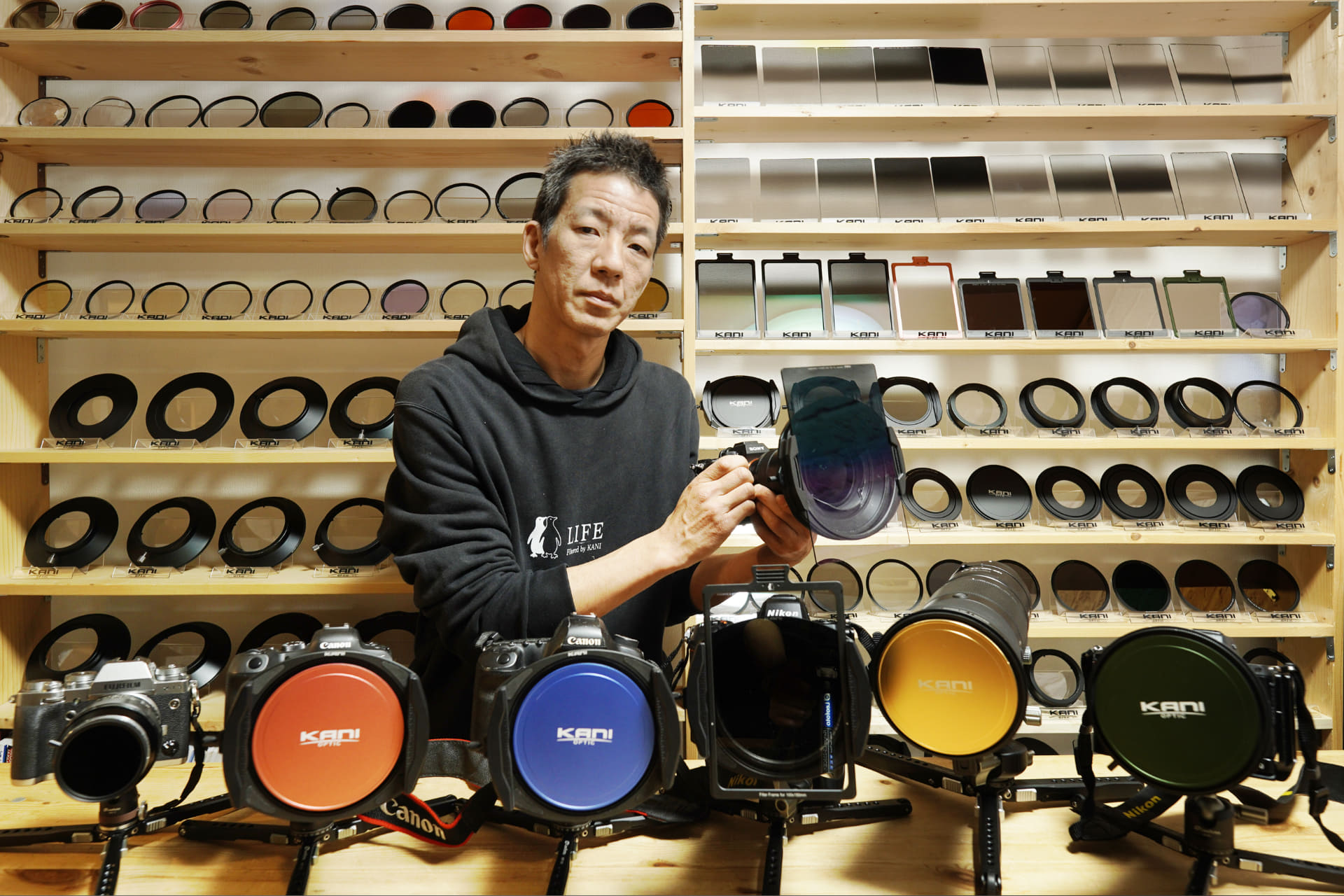 KANIブランド製品の発売元、ロカユニバーサルデザイン株式会社の伊藤公彦代表取締役。「HT100 IV」システムやKANIブランドについて聞いてみた