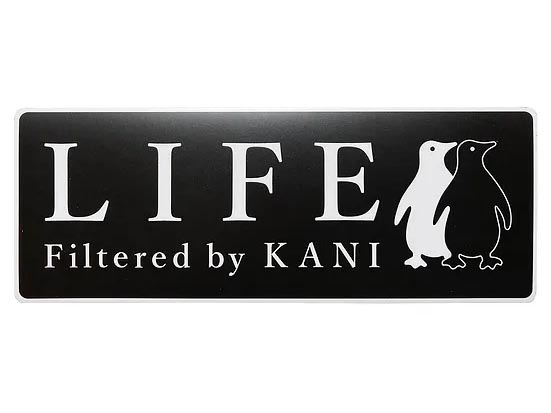 ブランドロゴのペンギンをあしらった「KANI マグネットステッカー」