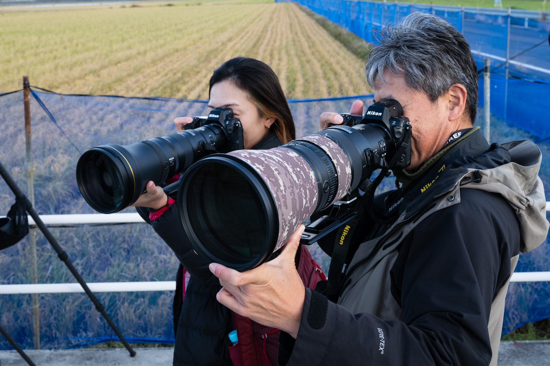 超望遠レンズの持ち方をレクチャー