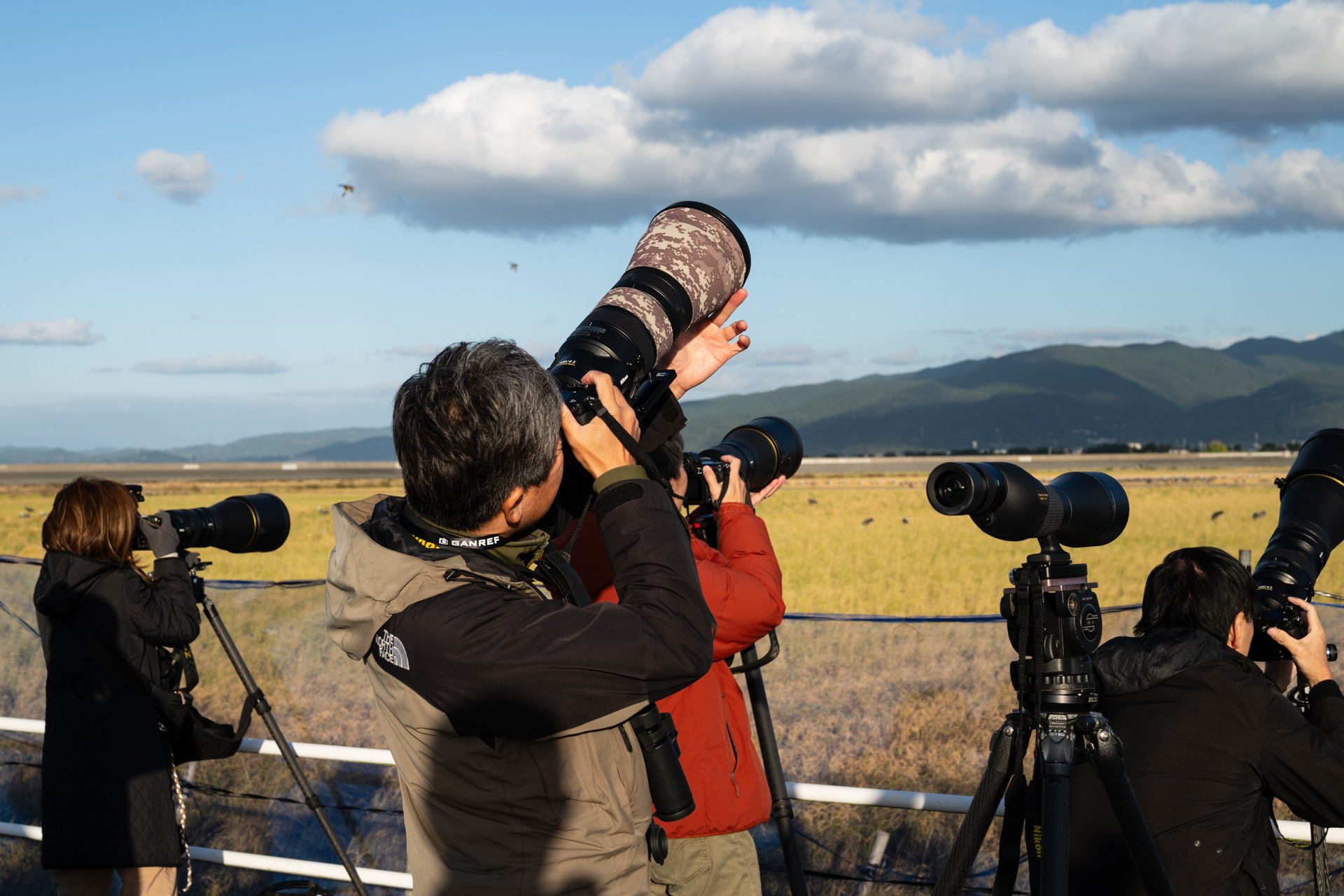 中野さんは超望遠レンズを手持ちで軽々と使っていた