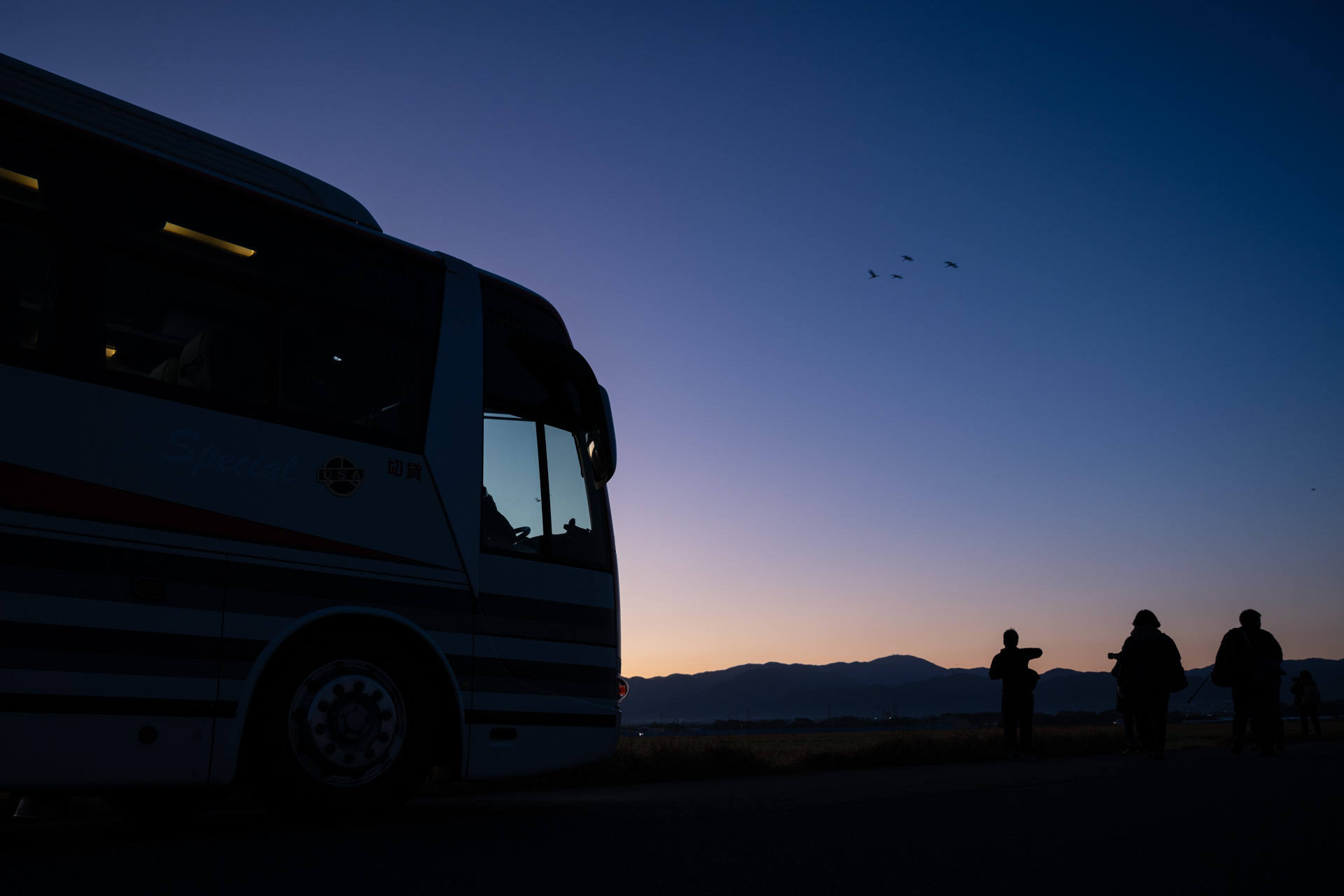 日の出前に到着してバスを降りる