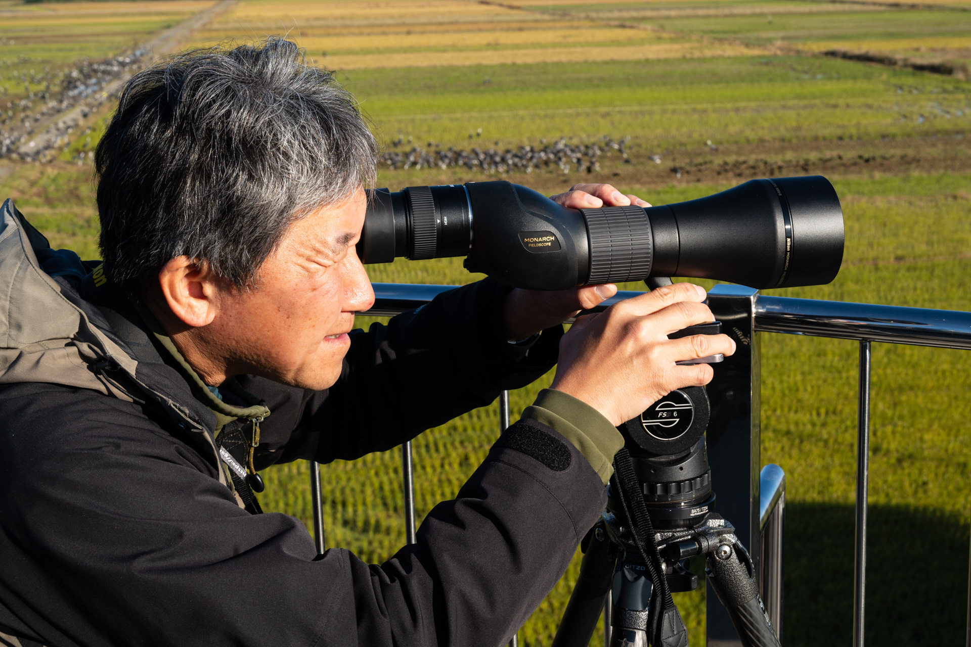 「フィールドスコープは本当によく見えます」と中野さん。珍しい鳥を探してくれた