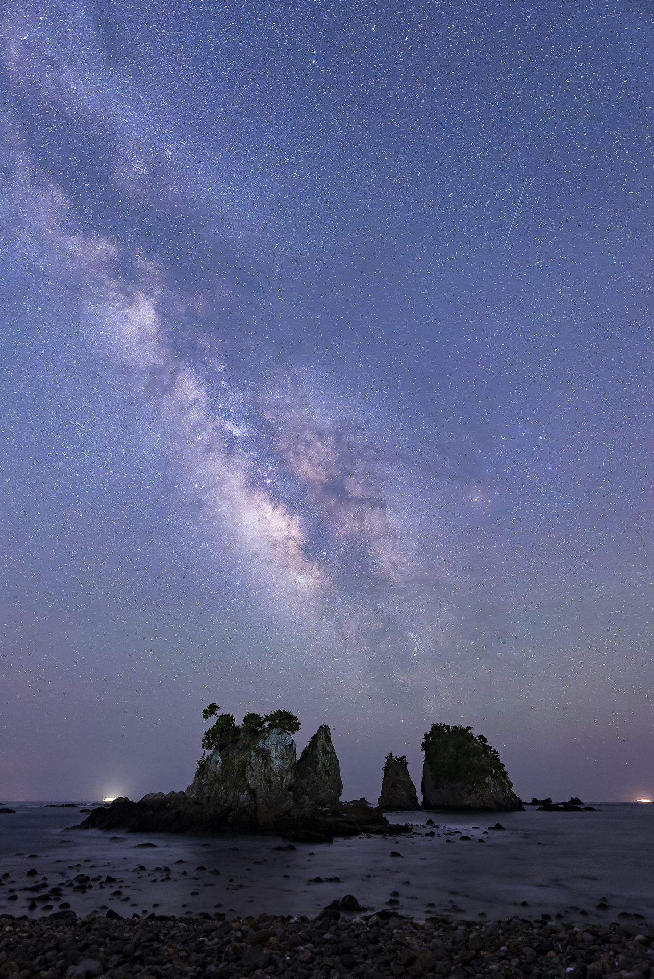 右上に移る細い直線的な線が人工衛星<br>α7S III／FE 20mm F1.8 G／20mm／マニュアル（15秒、F1.8）／ISO 3200（撮影：北山輝泰）