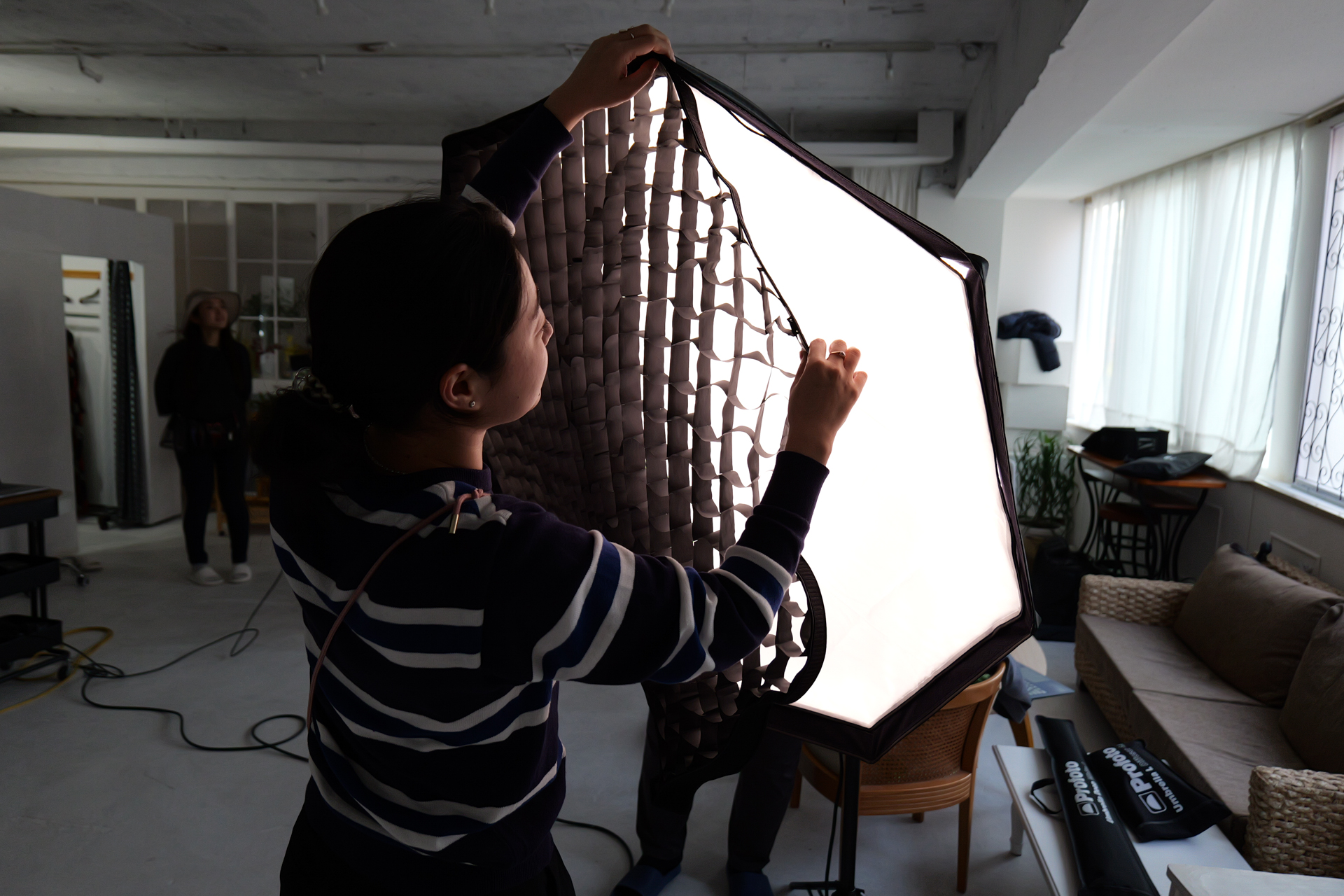 グリッドは面テープで着脱できるため、セッティングにも時間がかからない