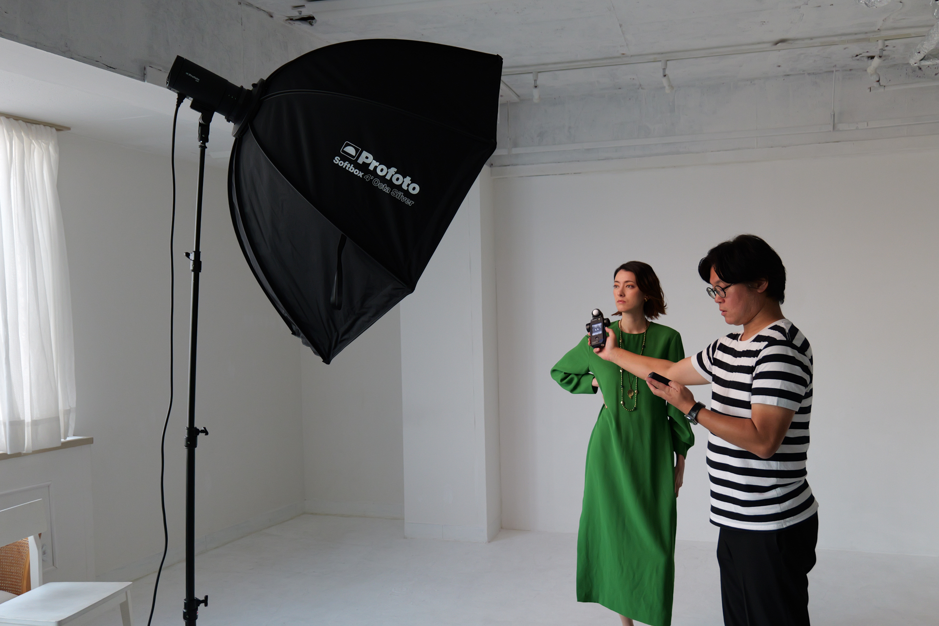 人物と背景の露出差を確認した