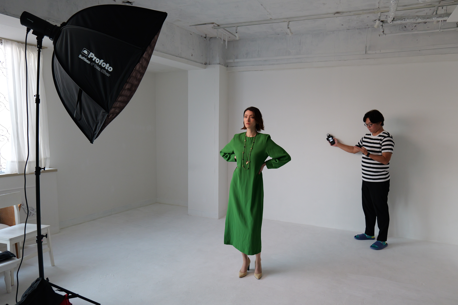 人物と背景の露出差を確認した