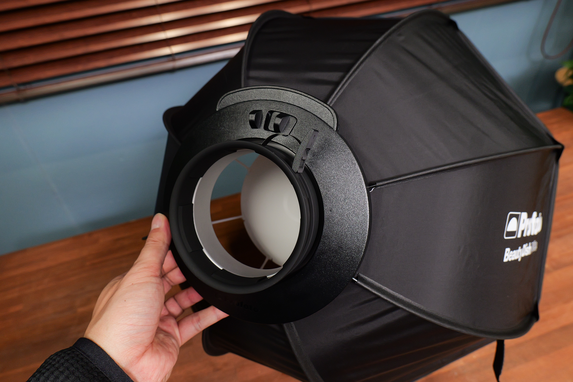 スピードリングを搭載しており、ワンタッチの開閉が可能だ