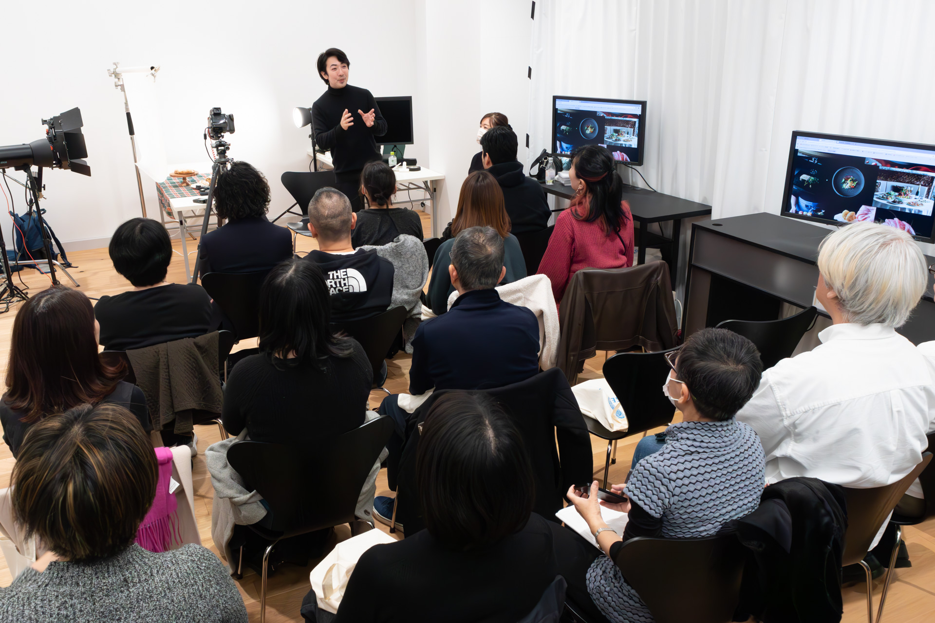 セミナーの様子。中央奥が講師の久保田翔也さん