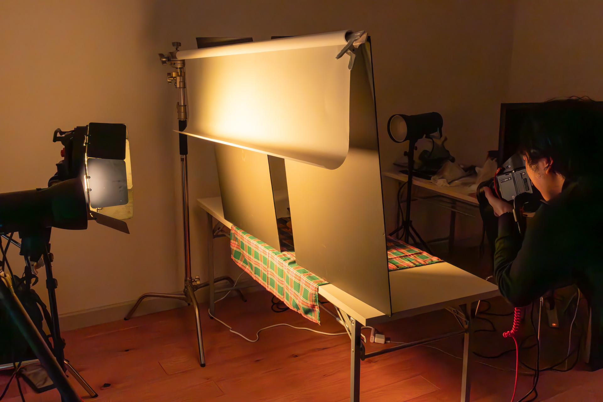 黒い板の隙間からライティングして影を作る