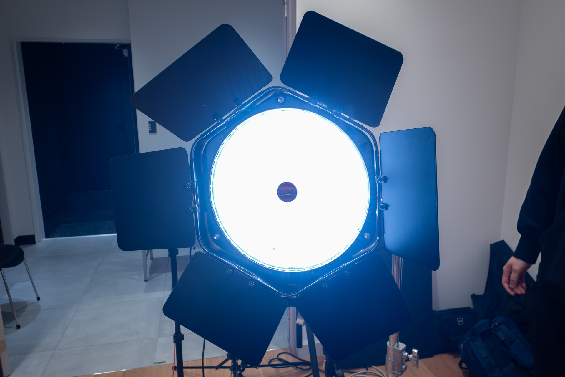 使用されたのは英Rotolight社のLEDライト。大光量のフルカラータイプだ