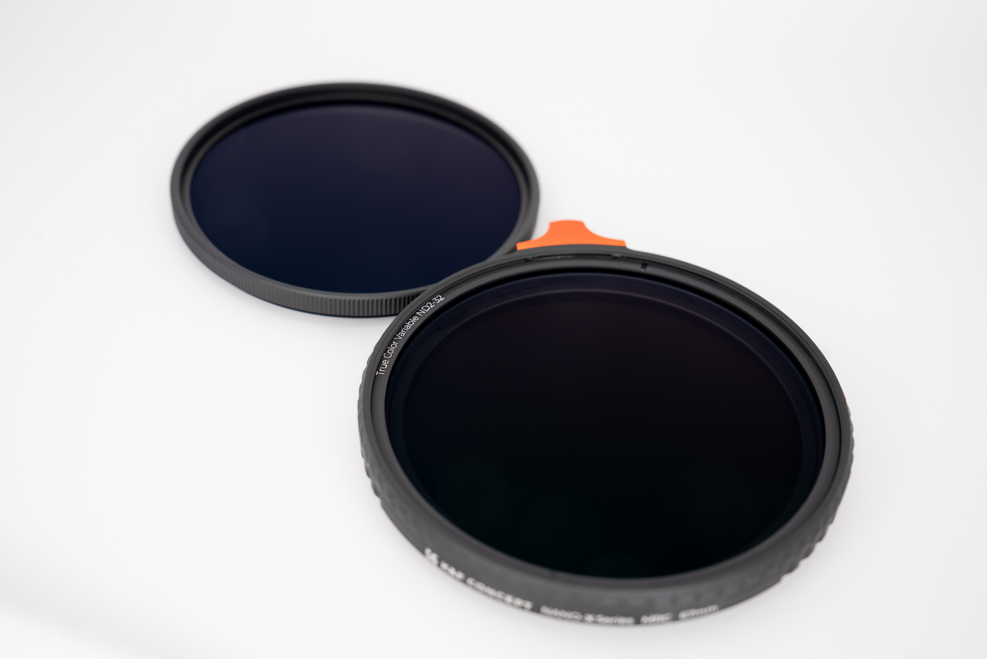 一般的なNDフィルターと比べると構造上若干の厚みや枠の太さは見られるがかなりスリムな設計だ。