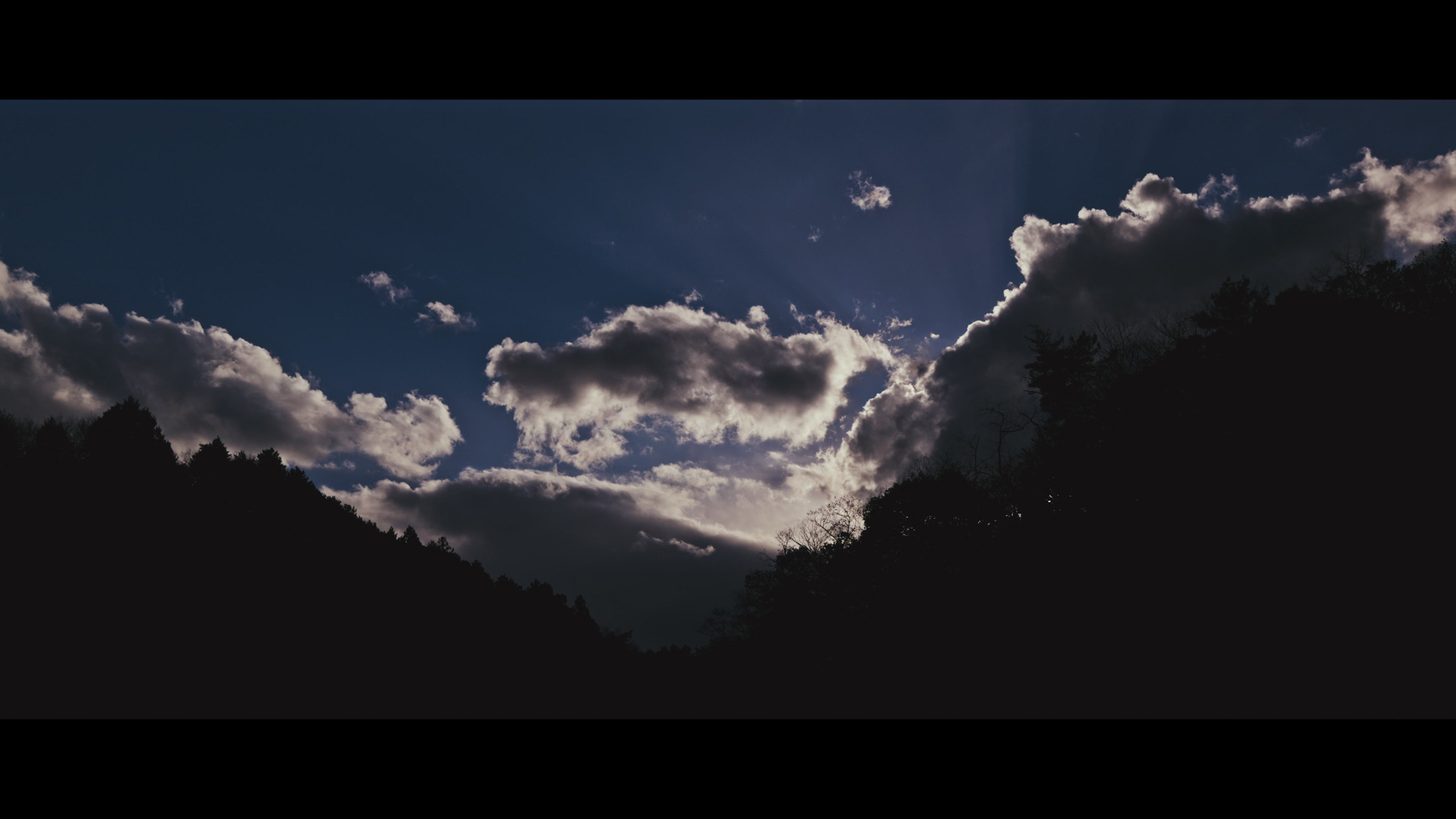 撮影時の自然光の明るさ、カメラで設定している露出は一定だが収録時にND効果量を意図的に変化させることで露出の変化を映像効果として作り出すことができる。