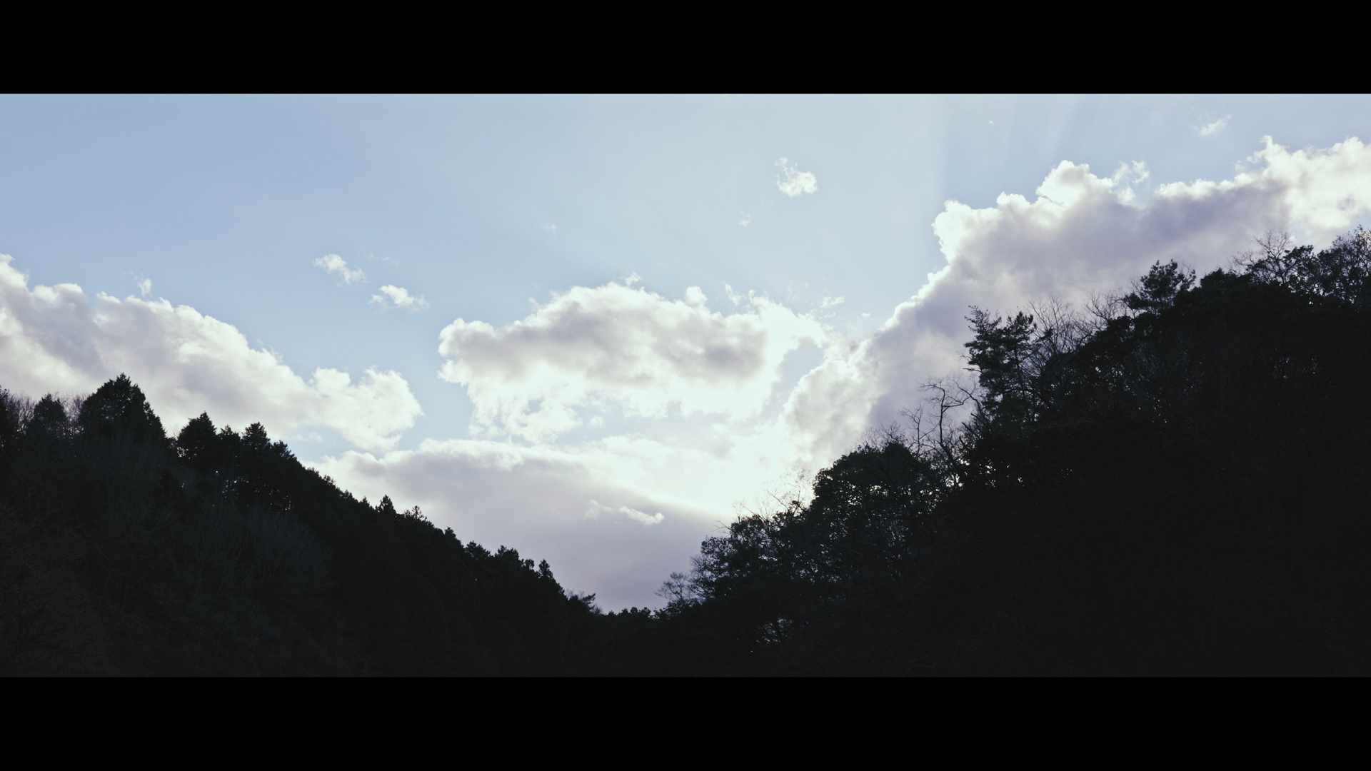 撮影時の自然光の明るさ、カメラで設定している露出は一定だが収録時にND効果量を意図的に変化させることで露出の変化を映像効果として作り出すことができる。