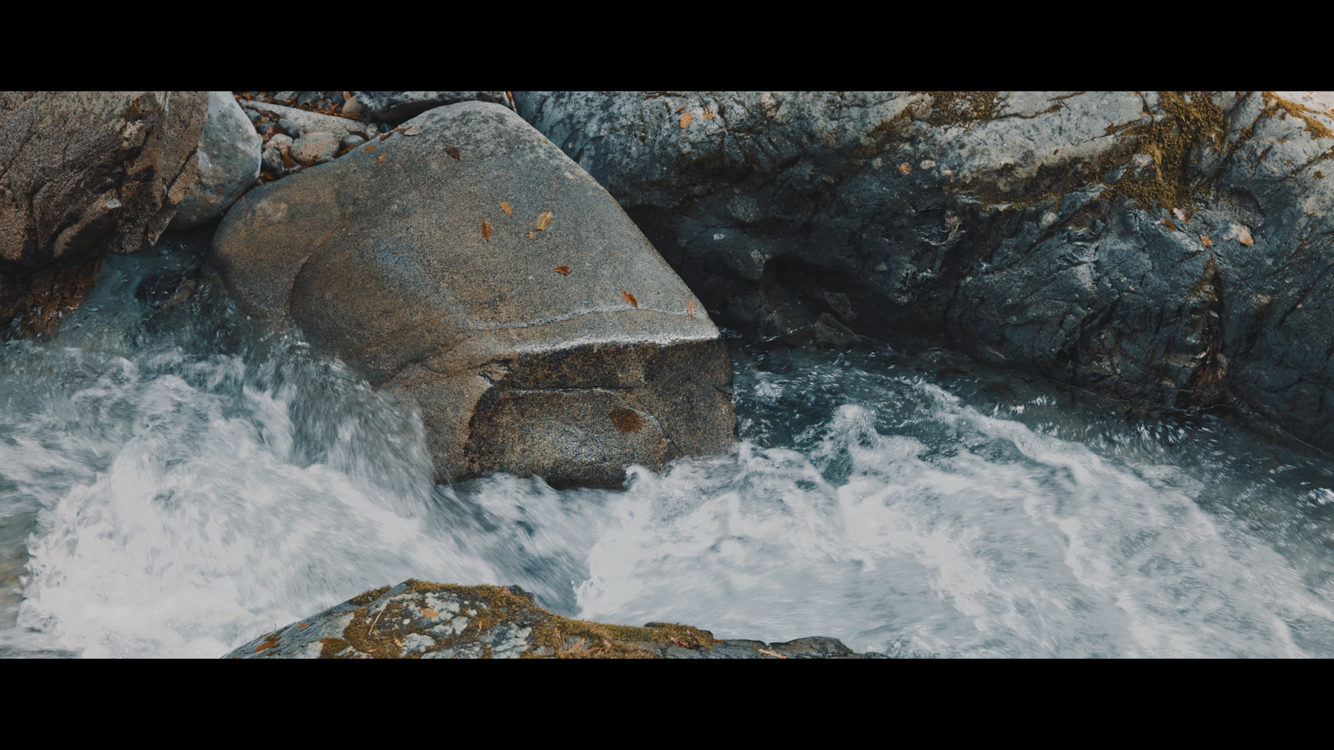 収録時のフレームレートは24fps（映画でよく使われる設定）なのでシャッタースピードは1/50秒を常にキープしている。通常よりもスローシャッターになっているので1コマだけ見ると動いているものはブレが発生している。