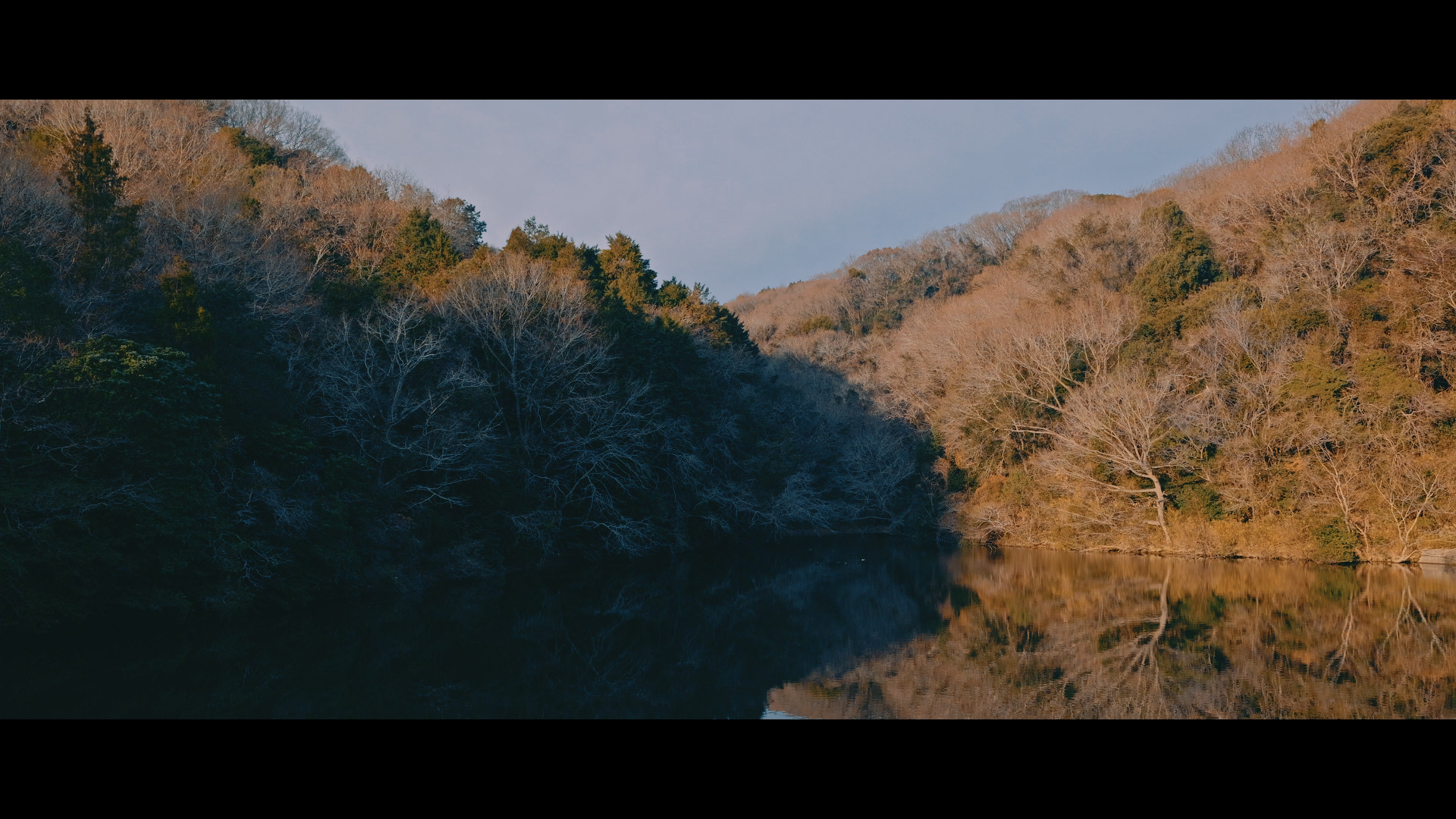 同じシーンを広角と望遠で撮影したシーン。望遠シーンは日陰の部分を、広角のシーンは全体のバランスをみて適正露出を決定している。