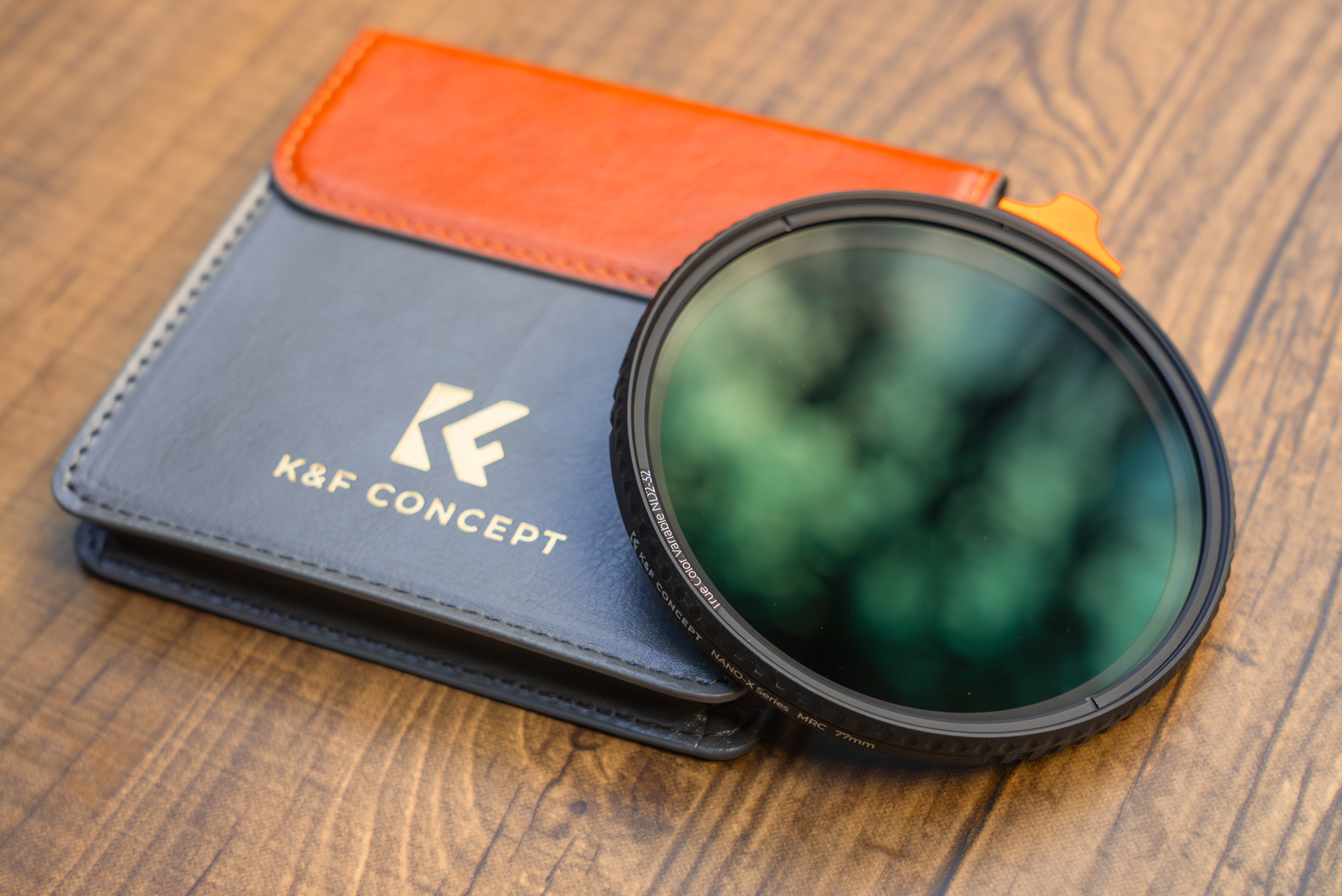 光が反射する角度でフィルターを見るとコーティングがよくわかる。何もコーティングされていないフィルターだとガラスの反射のように写り込みが見える。コーティングの種類によって反射の見え方が違うので手持ちのフィルターのコーティングを眺めてみるのもおもしろいかも。