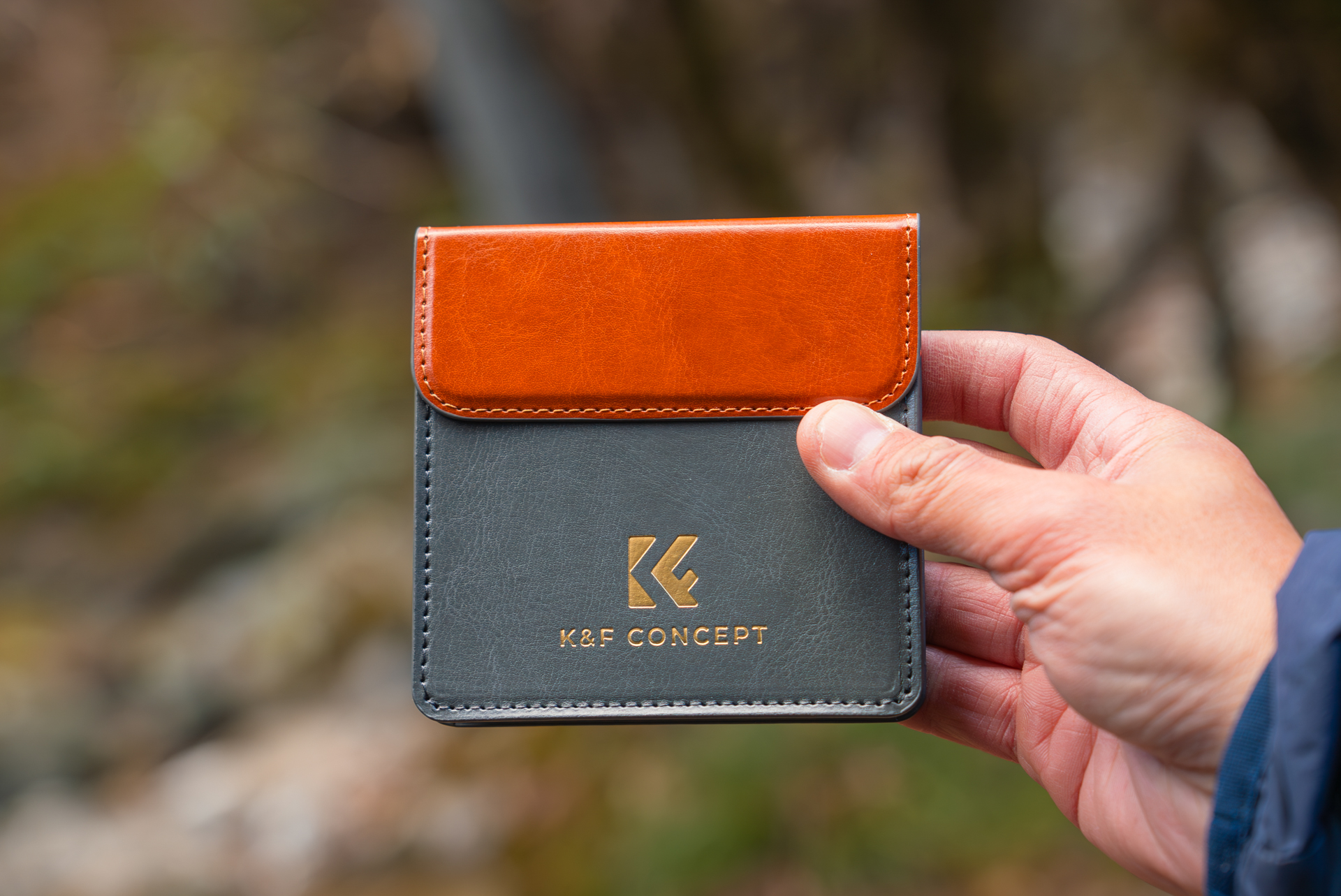 製品と同じくしっかりとした造りのケース。サイズ感もちょうど良く手触りも良い。