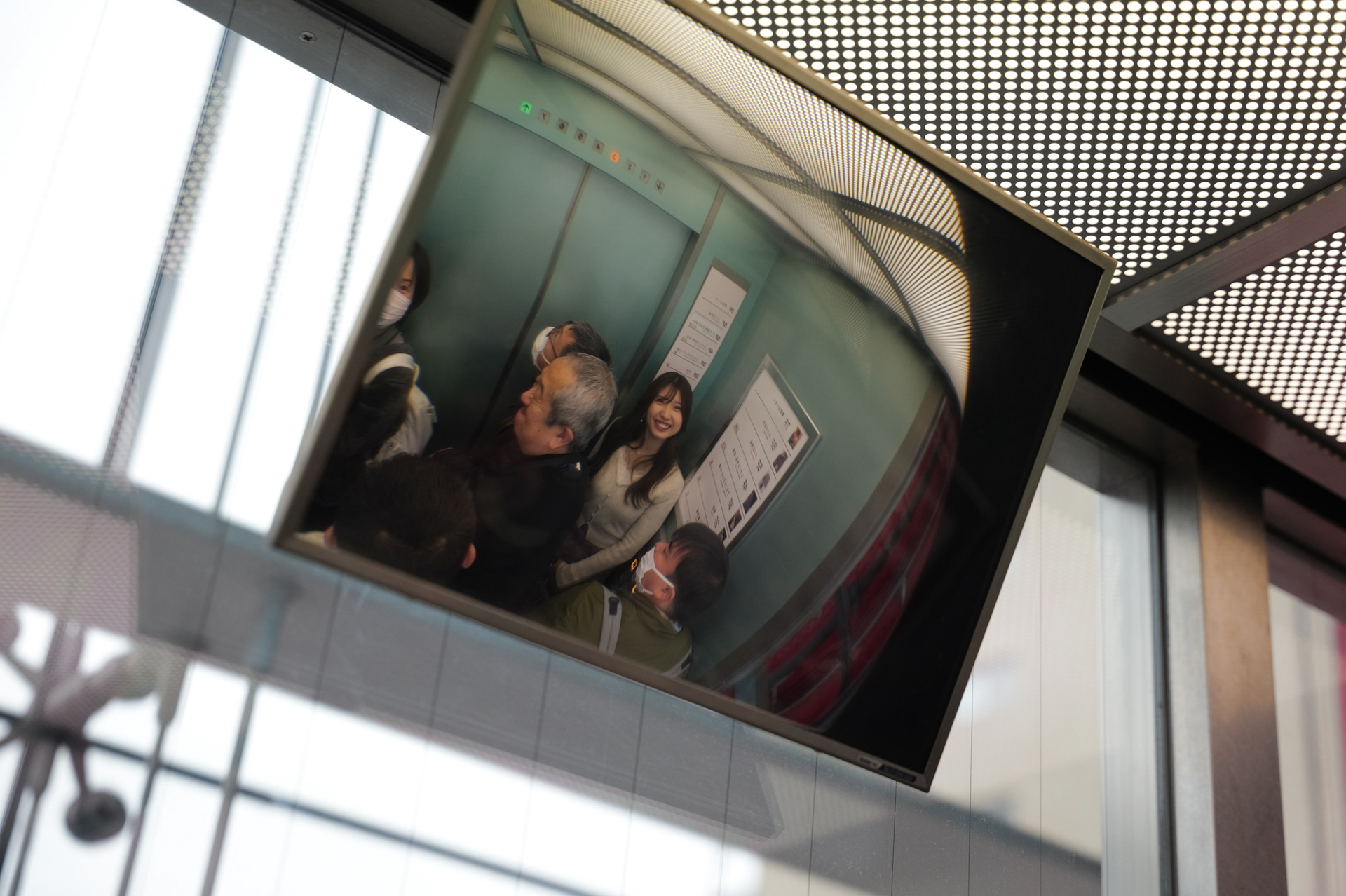 講評会前、エレベーター内のミラーに写る凪海ちゃんの笑顔をパチリ